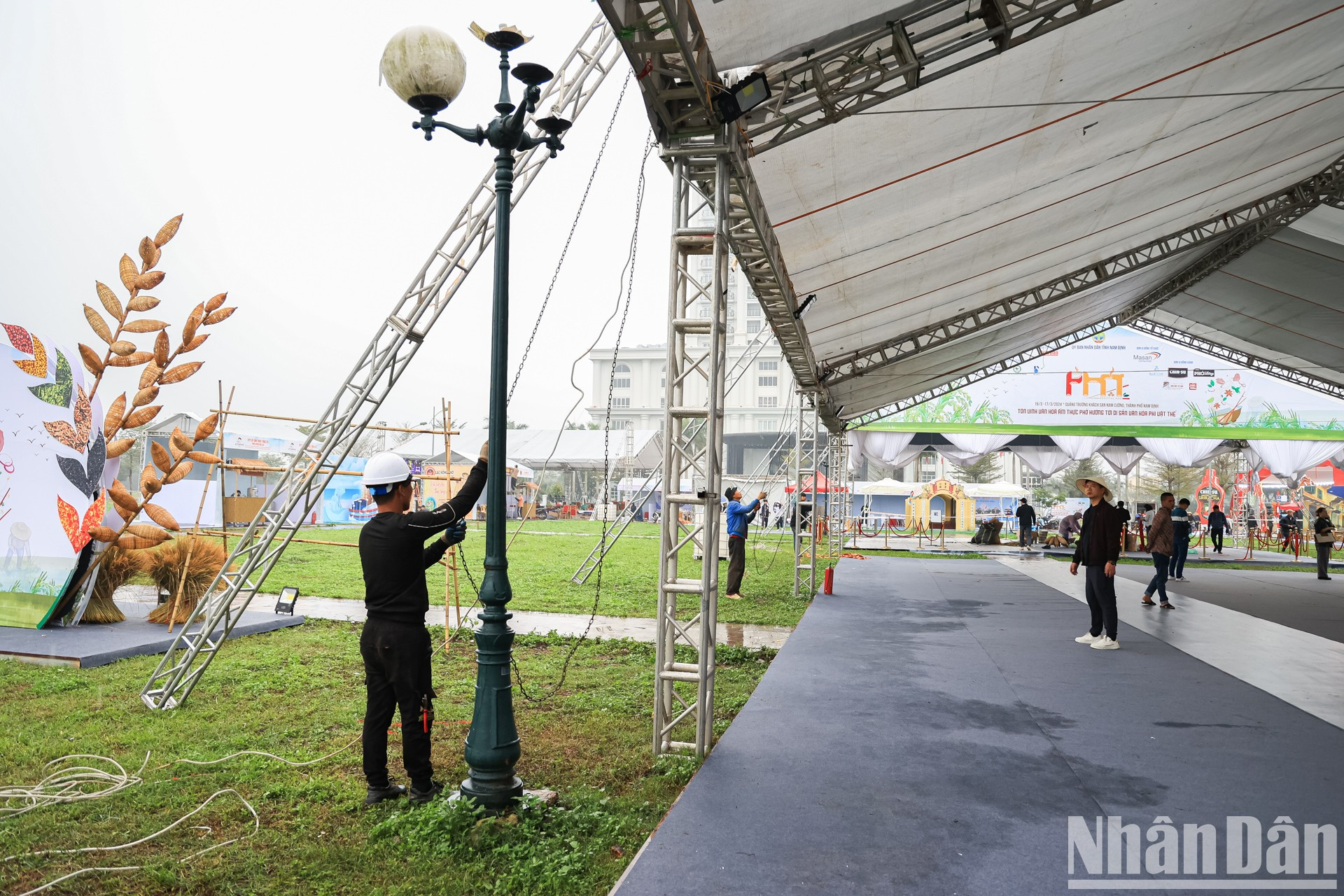 El evento tiene lugar en la plaza del hotel de Nam Cuong, con un área de unos 4 600 metros cuadrados. El evento tiene lugar en la plaza del hotel de Nam Cuong, con un área de unos 4 600 metros cuadrados.