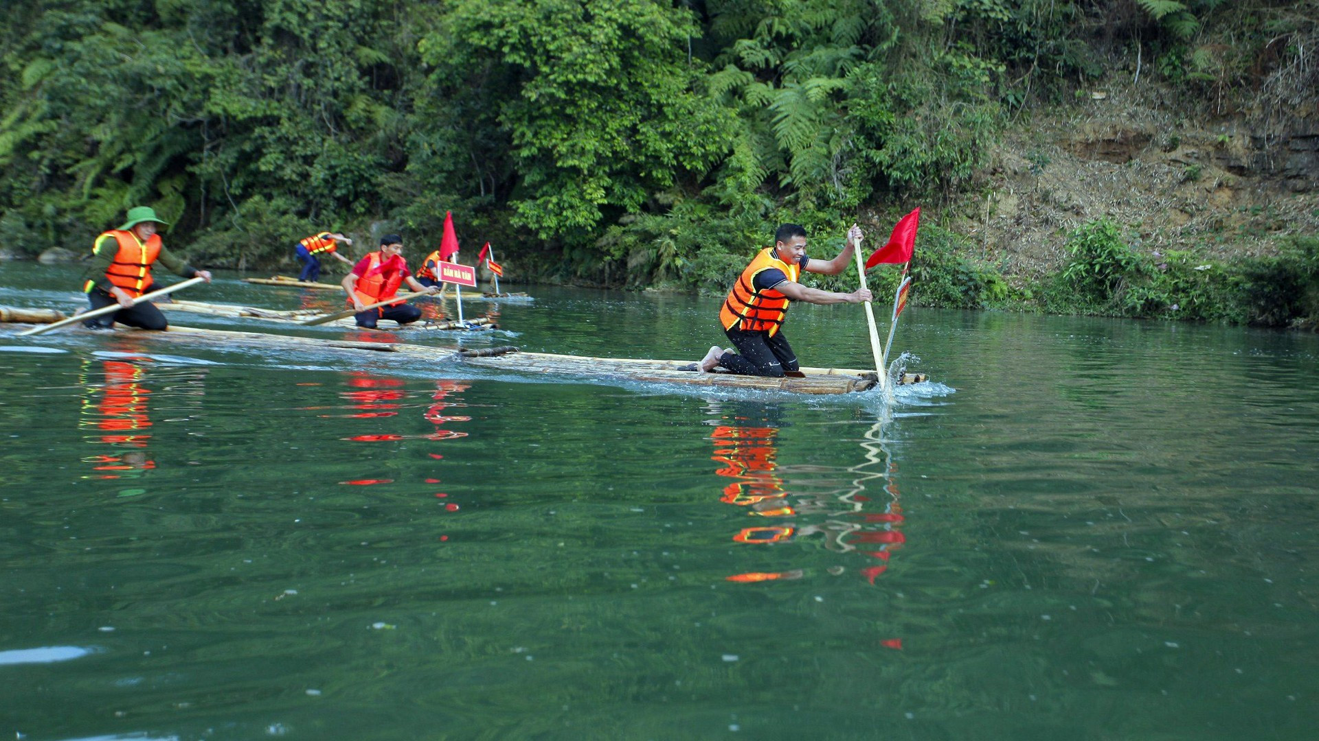 Carrera de balsas entre las aldeas.