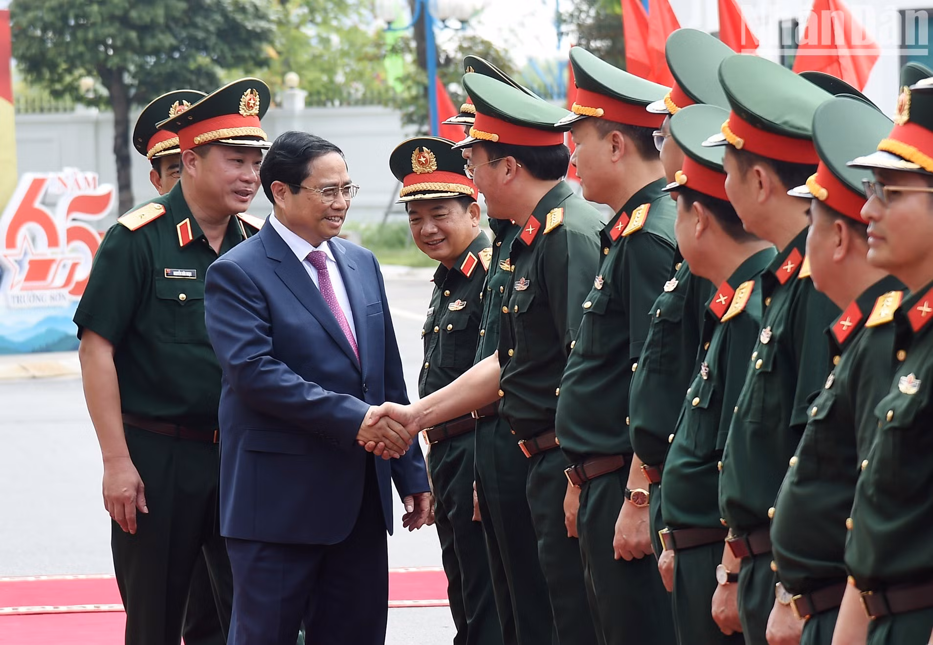 El primer ministro Pham Minh Chinh se reúne con la Corporación de Construcción Truong Son (12o Cuerpo) y la Asociación Tradicional del sendero Truong Son-Ho Chi Minh.