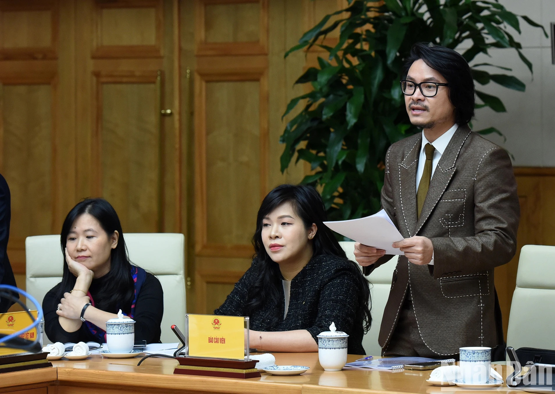 El director Hoang Nhat Nam presenta un informe sobre artes escénicas, turismo cultural y diseño de moda.