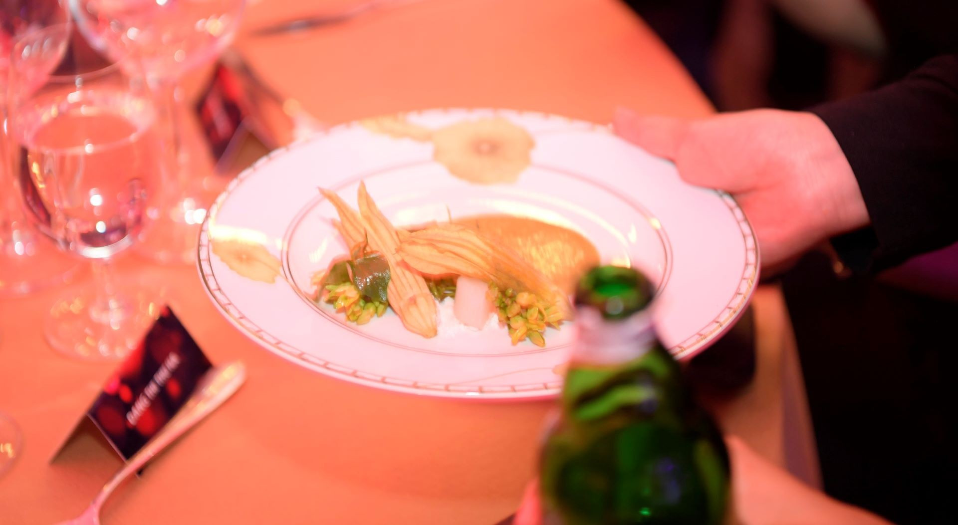 Violetas chinas, flores de calabaza, lechugas y rábano blanco cubren el pescado y la vieira.