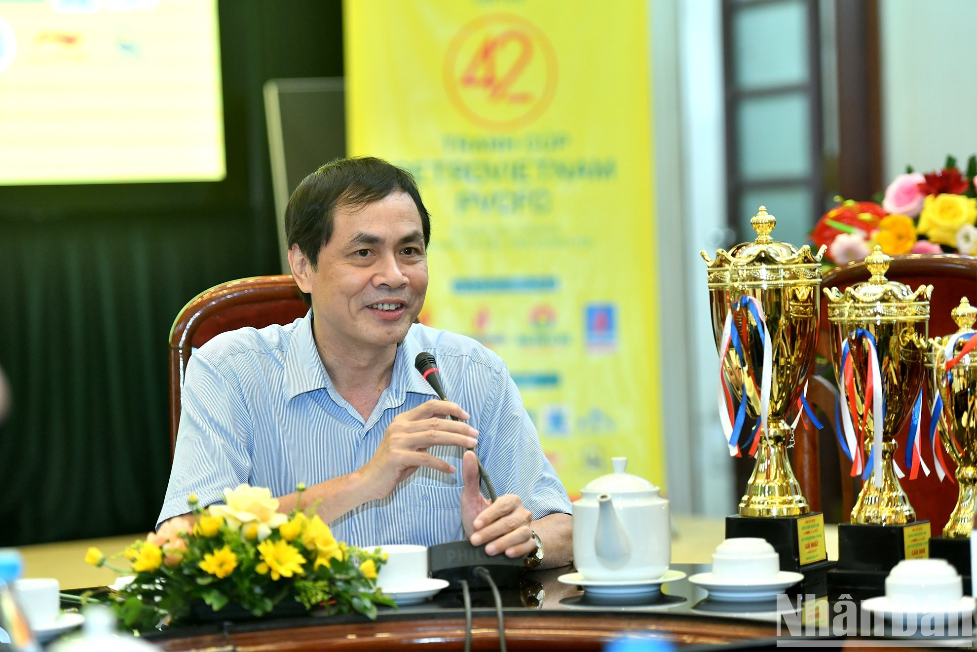 El jefe de la Redacción de Cultura y Artes de Nhan Dan y titular del comité directivo del Campeonato, Tran Huu Viet, habla en la rueda.