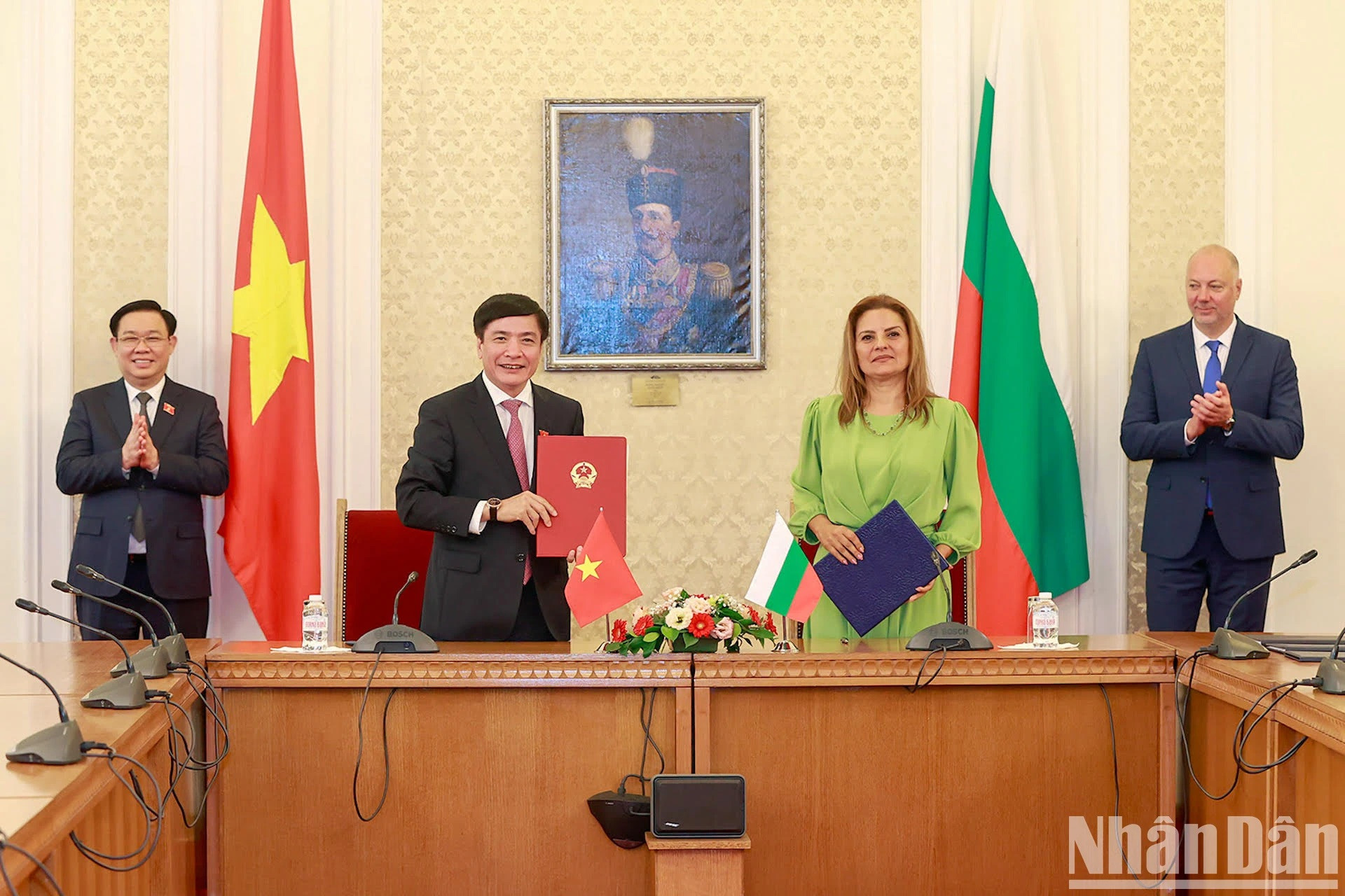 Rúbrica de un acuerdo de cooperación entre las Oficinas parlamentarias.