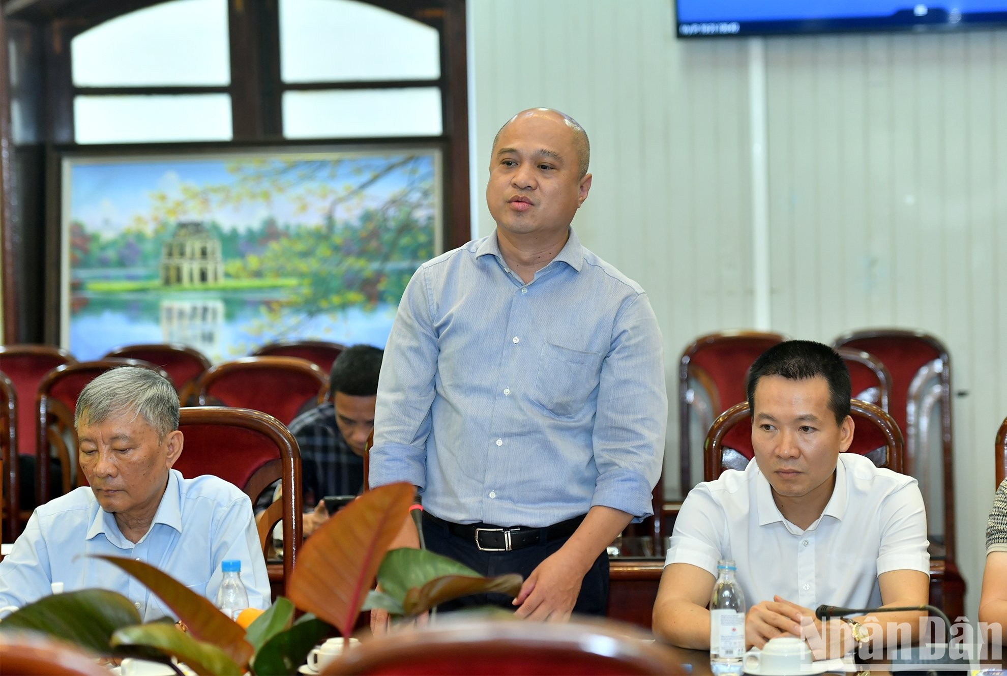 El secretario general de la Federación de Tenis de Mesa de Vietnam, Phan Anh Tuan, informa sobre los preparativos.