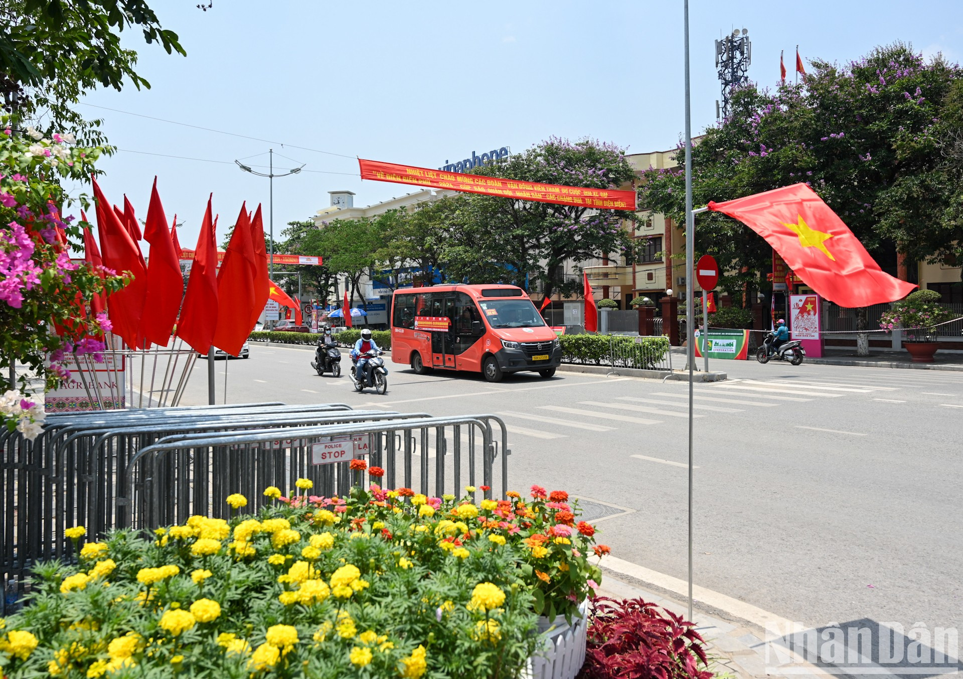 Las calles de Dien Bien Phu adornadas con flores y banderas. Las calles de Dien Bien Phu adornadas con flores y banderas.