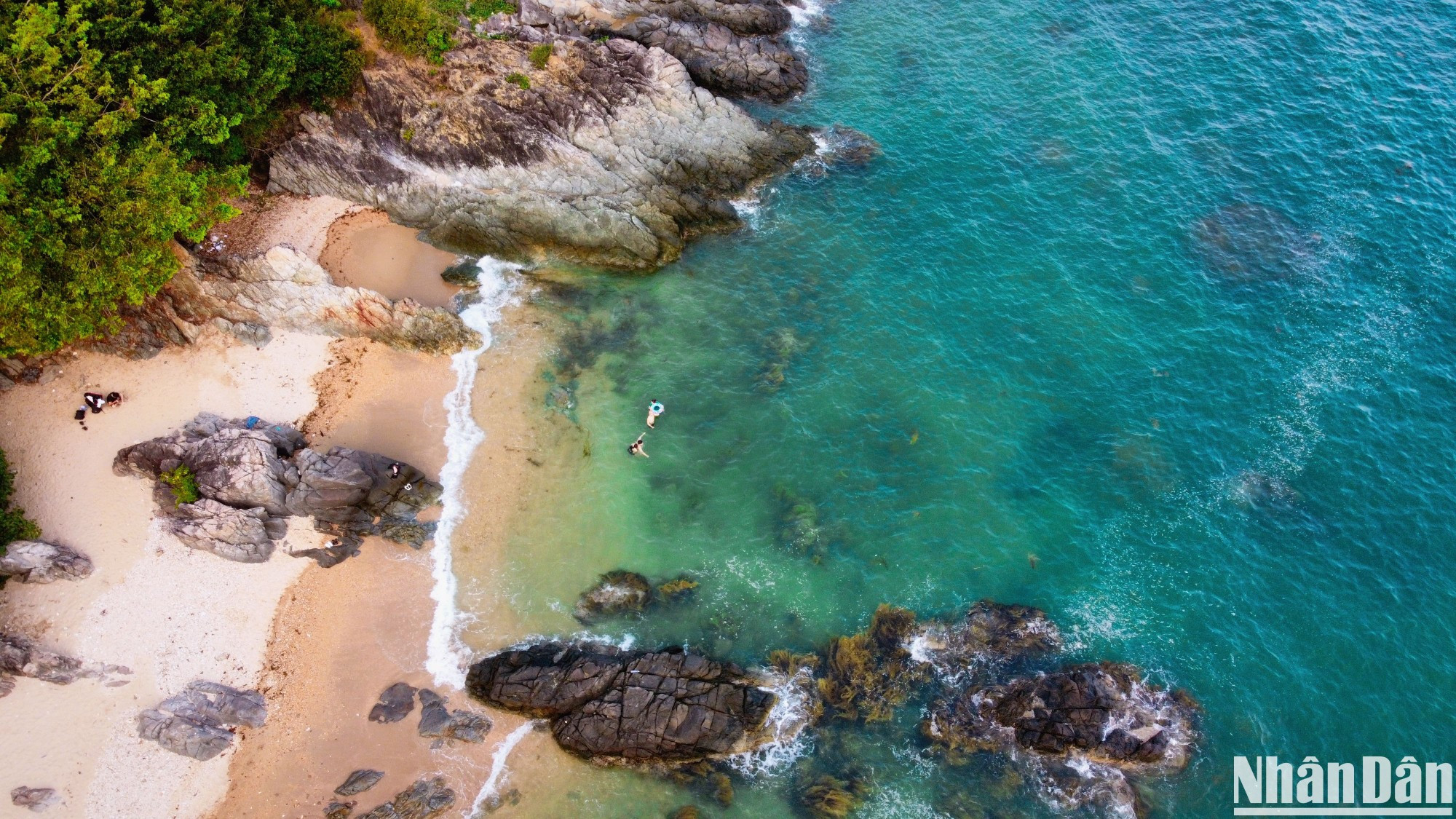 La playa de Ghenh Bang con majestuoso paisaje del mar y acantilado de placas. La playa de Ghenh Bang con majestuoso paisaje del mar y acantilado de placas.