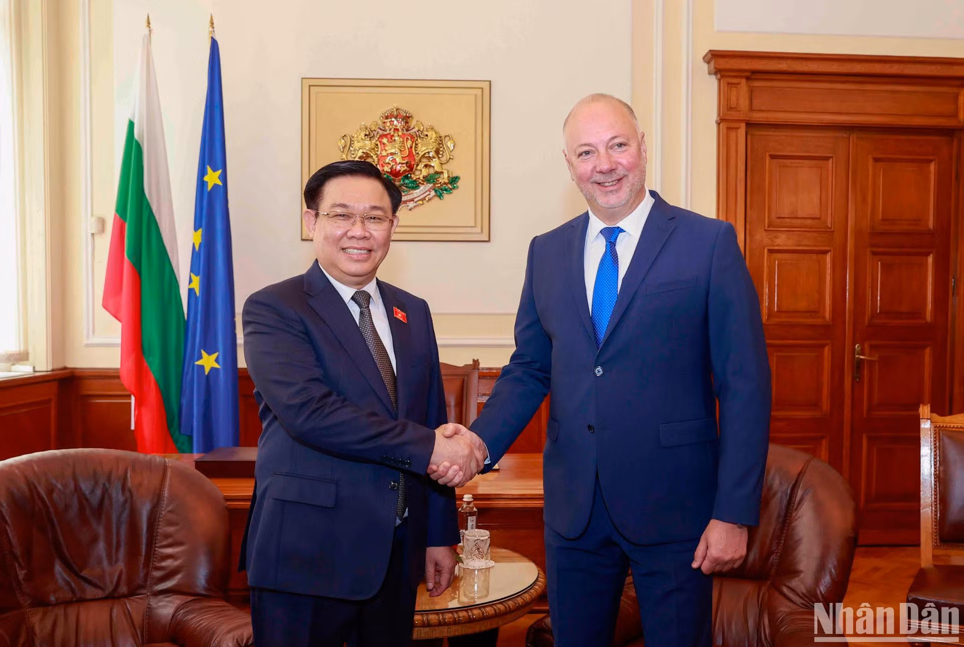El presidente de la Asamblea Nacional de Vietnam, Vuong Dinh Hue, y su homólogo búlgaro, Rosen Zhelyazkov.