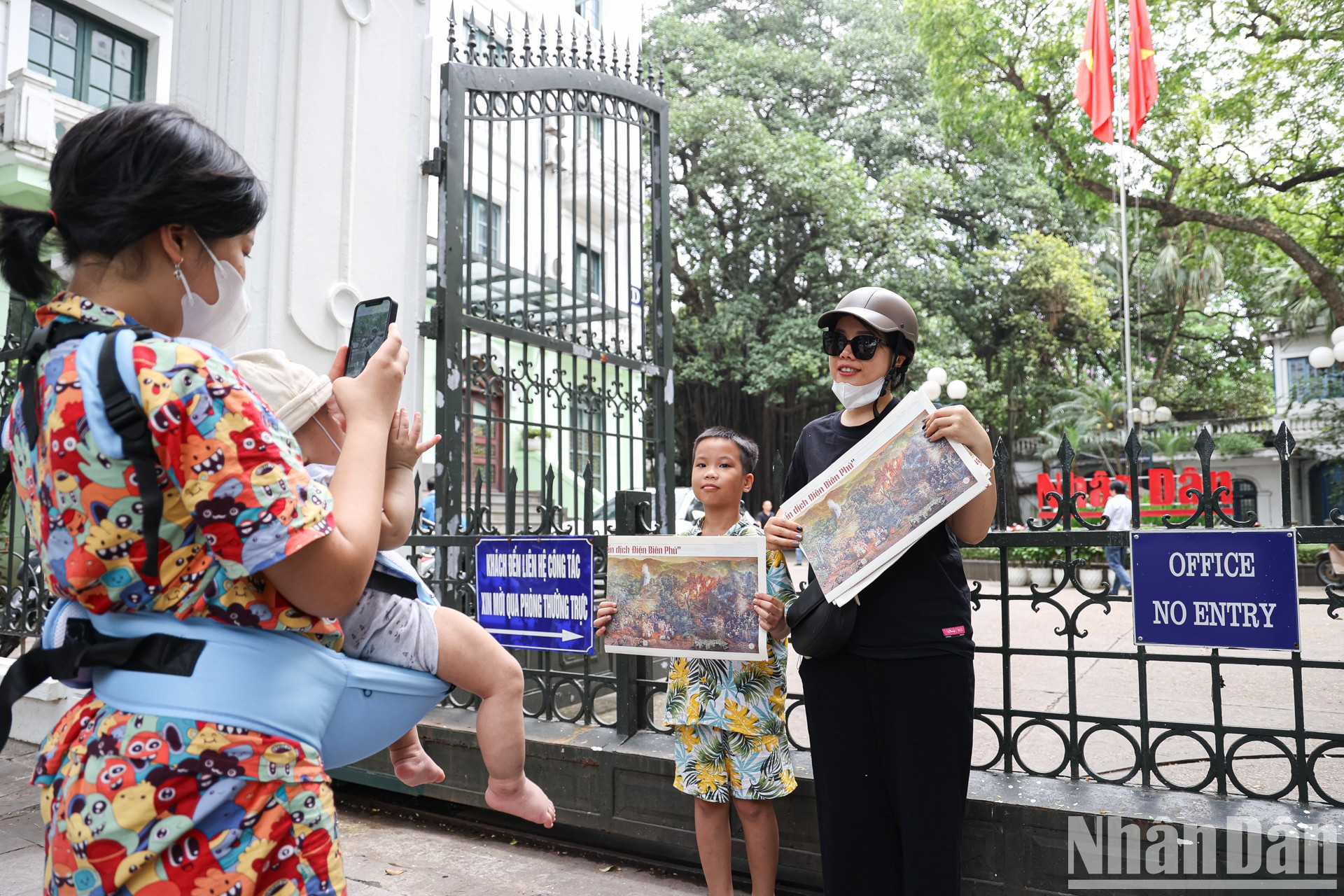 Los lectores toman una foto con la versión especial de Nhan Dan. Los lectores toman una foto con la versión especial de Nhan Dan.