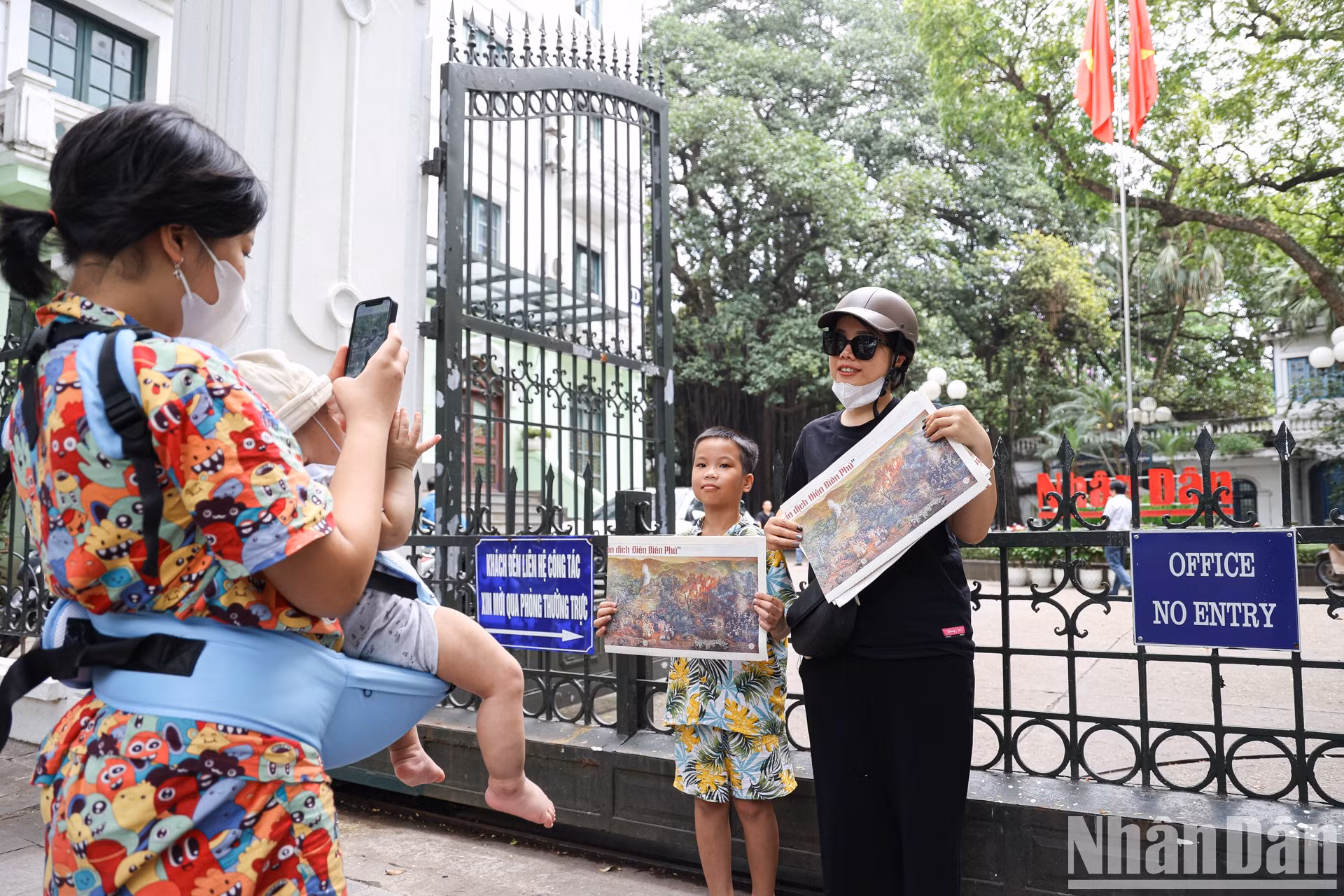 Los lectores toman una foto con la versión especial de Nhan Dan.