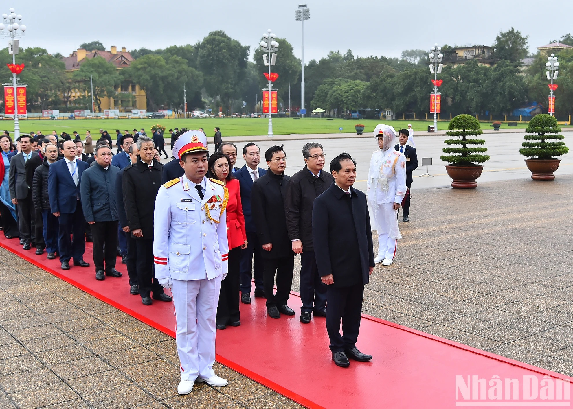 Los delegados rinden homenaje al gran líder del país. Los delegados rinden homenaje al gran líder del país.