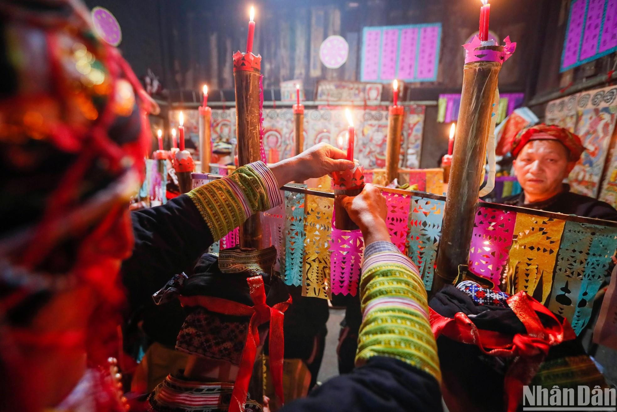 El chamán invita a los dioses y ancestros de la familia celebrante a otorgar sietes títulos al iluminar sietes linternas. El chamán invita a los dioses y ancestros de la familia celebrante a otorgar sietes títulos al iluminar sietes linternas.