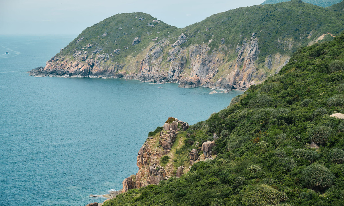 El primer destino cuando se visita Dong Hoa por la carretera costera es el paseo de Ca. A 333 metros de altura y con una longitud de 12 kilómetros, el paseo conecta las provincias de Phu Yen y Khanh Hoa por la carretera nacional número 1. El primer destino cuando se visita Dong Hoa por la carretera costera es el paseo de Ca. A 333 metros de altura y con una longitud de 12 kilómetros, el paseo conecta las provincias de Phu Yen y Khanh Hoa por la carretera nacional número 1.