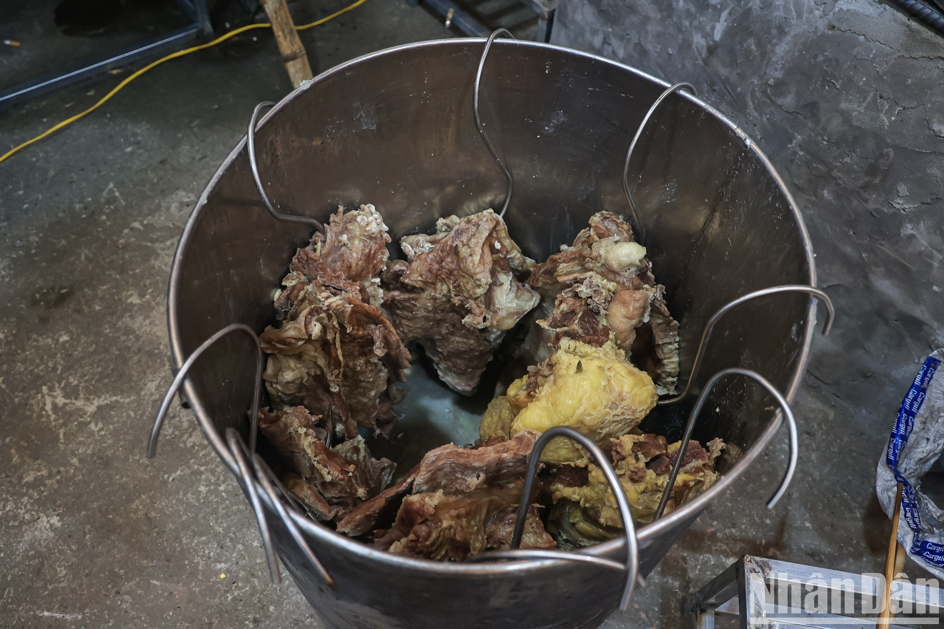 La carne de res utilizada para elaborar el caldo. La carne de res utilizada para elaborar el caldo.