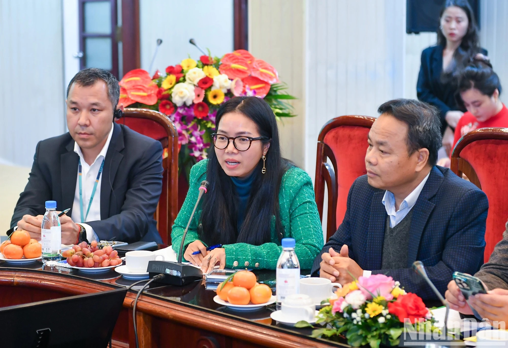 Bolat Duisenov responde a preguntas de la prensa.