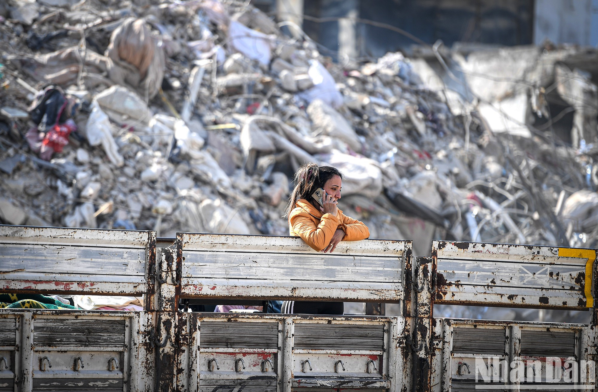 Los sobrevivientes llaman a su familia con preocupación. Los sobrevivientes llaman a su familia con preocupación.