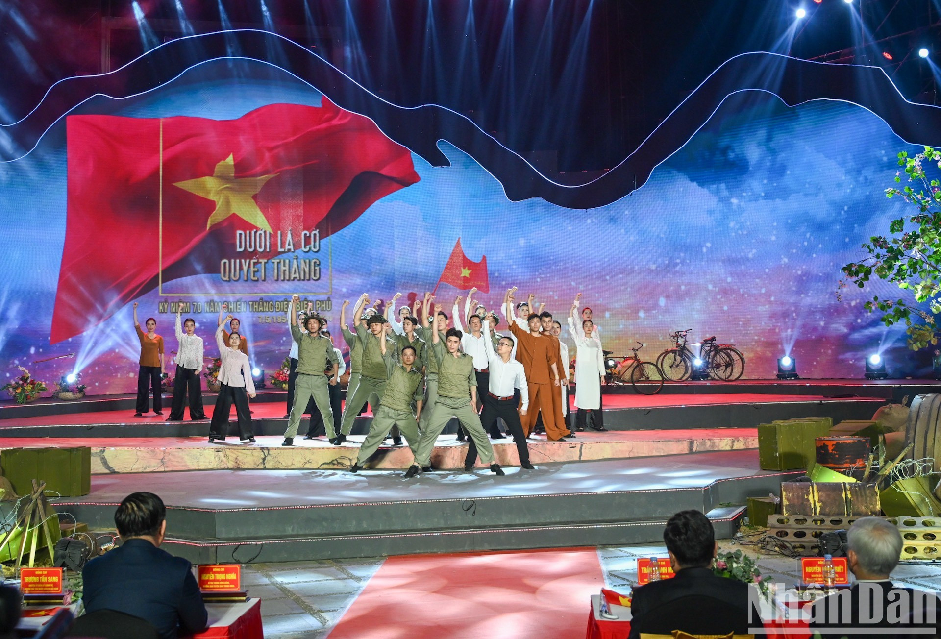 De acuerdo con el director del programa, el título “Bajo la bandera de determinación de vencer” se inspira en la bandera rotativa enviado por Ho Chi Minh al frente el 22 de diciembre de 1953.