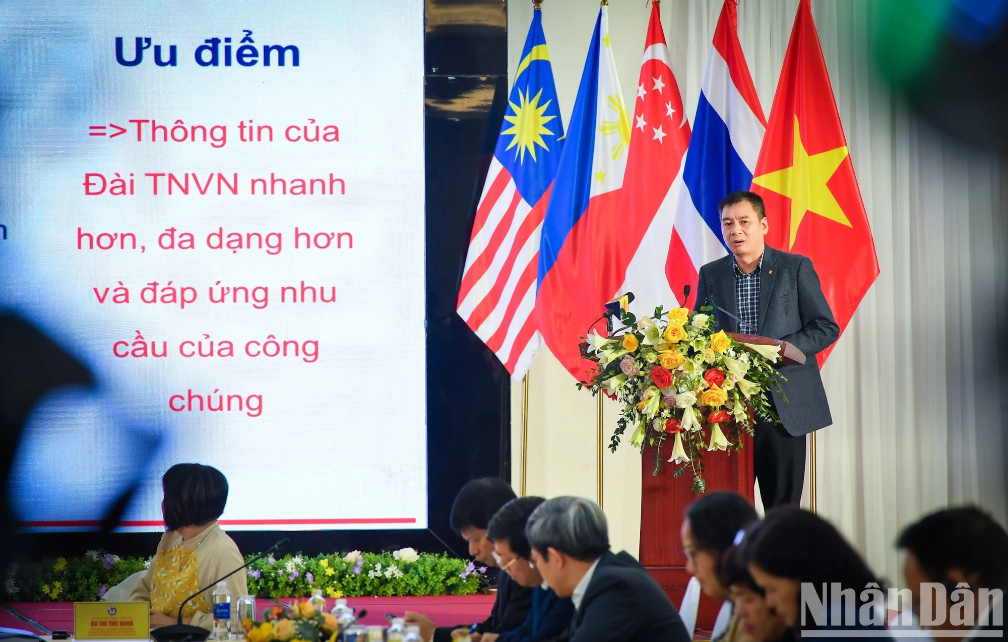 Pham Minh Hung, subdirector general de Voice of Vietnam, afirma que la visión en el ecosistema del periodismo digital es construir un entorno de contenidos rico y diverso, que ofrezca información desde diferentes perspectivas y se esfuerce por la modernidad y la creatividad en el enfoque de los contenidos y la comunicación, con el objetivo de atraer la atención de lectores de todas las edades e intereses. Pham Minh Hung, subdirector general de Voice of Vietnam, afirma que la visión en el ecosistema del periodismo digital es construir un entorno de contenidos rico y diverso, que ofrezca información desde diferentes perspectivas y se esfuerce por la modernidad y la creatividad en el enfoque de los contenidos y la comunicación, con el objetivo de atraer la atención de lectores de todas las edades e intereses.