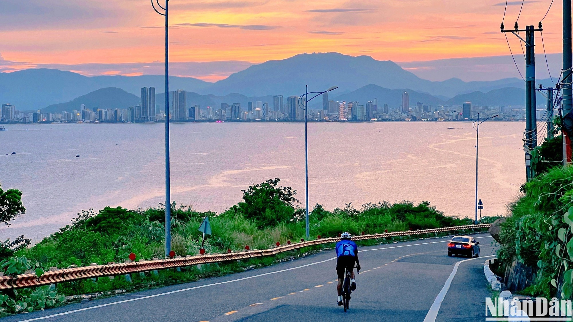 Vista del horizonte de Da Nang desde la península de Son Tra. Vista del horizonte de Da Nang desde la península de Son Tra.