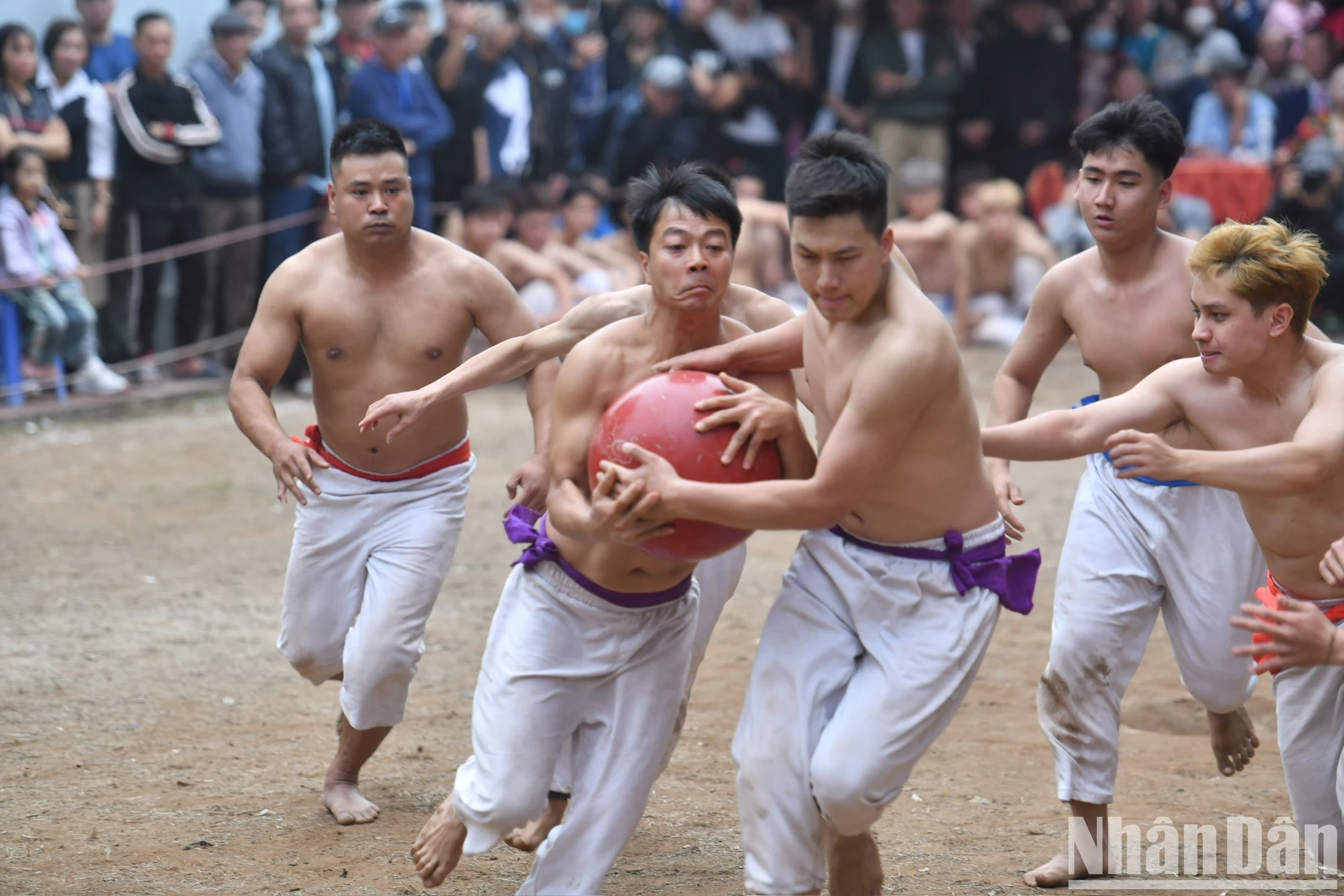 Escenas fascinantes en el partido final del Festival de Vat Cau.