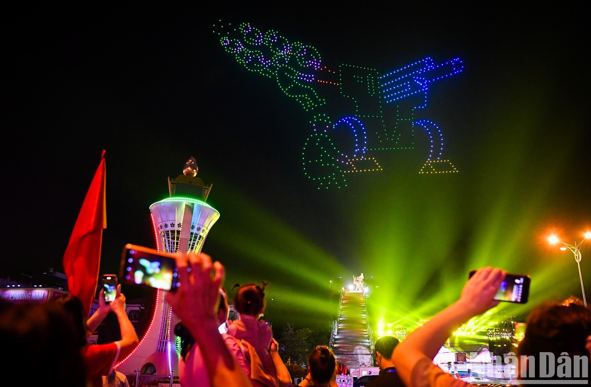 Además, la audiencia tiene la oportunidad de disfrutar de un espectáculo con drones.