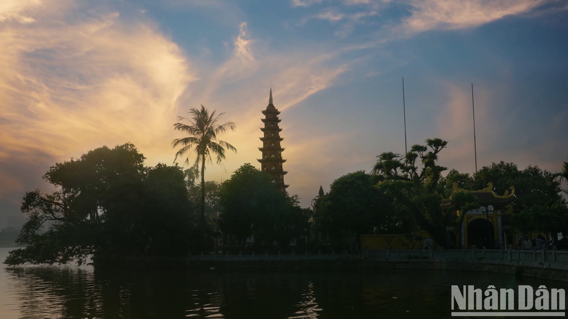 La pagoda de Tran Quoc en medio del atardecer en el lago de Oeste. La pagoda de Tran Quoc en medio del atardecer en el lago de Oeste.