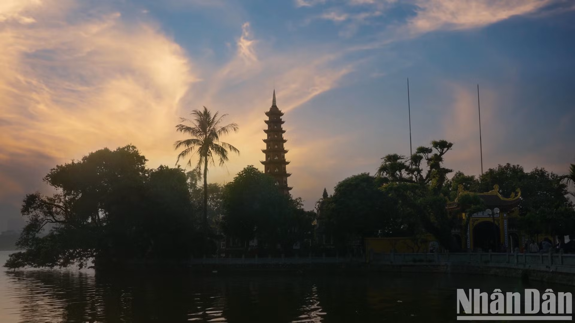 La pagoda de Tran Quoc en medio del atardecer en el lago de Oeste.
