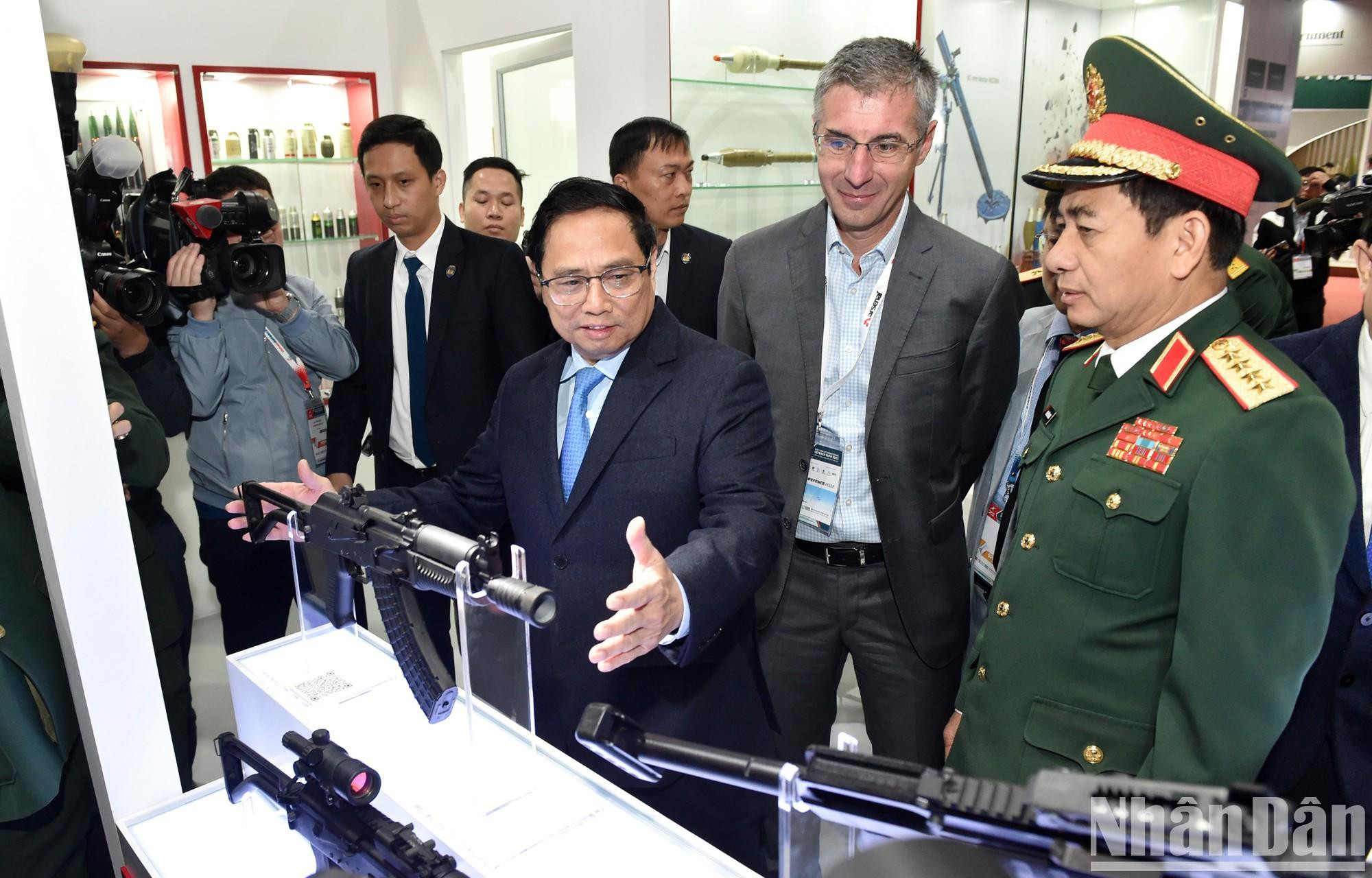 Pham Minh Chinh y Phan Van Giang, junto a los delegados visitan algunos puestos de la exhibición. Pham Minh Chinh y Phan Van Giang, junto a los delegados visitan algunos puestos de la exhibición.