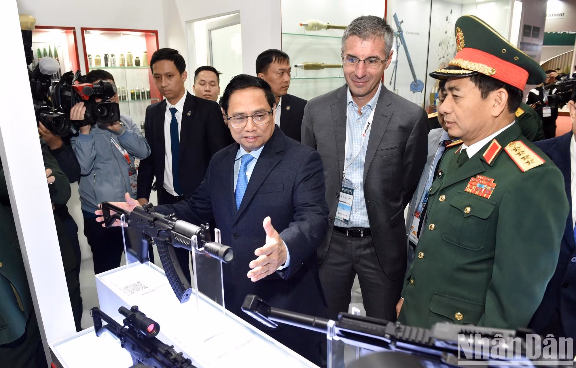 Pham Minh Chinh y Phan Van Giang, junto a los delegados visitan algunos puestos de la exhibición.