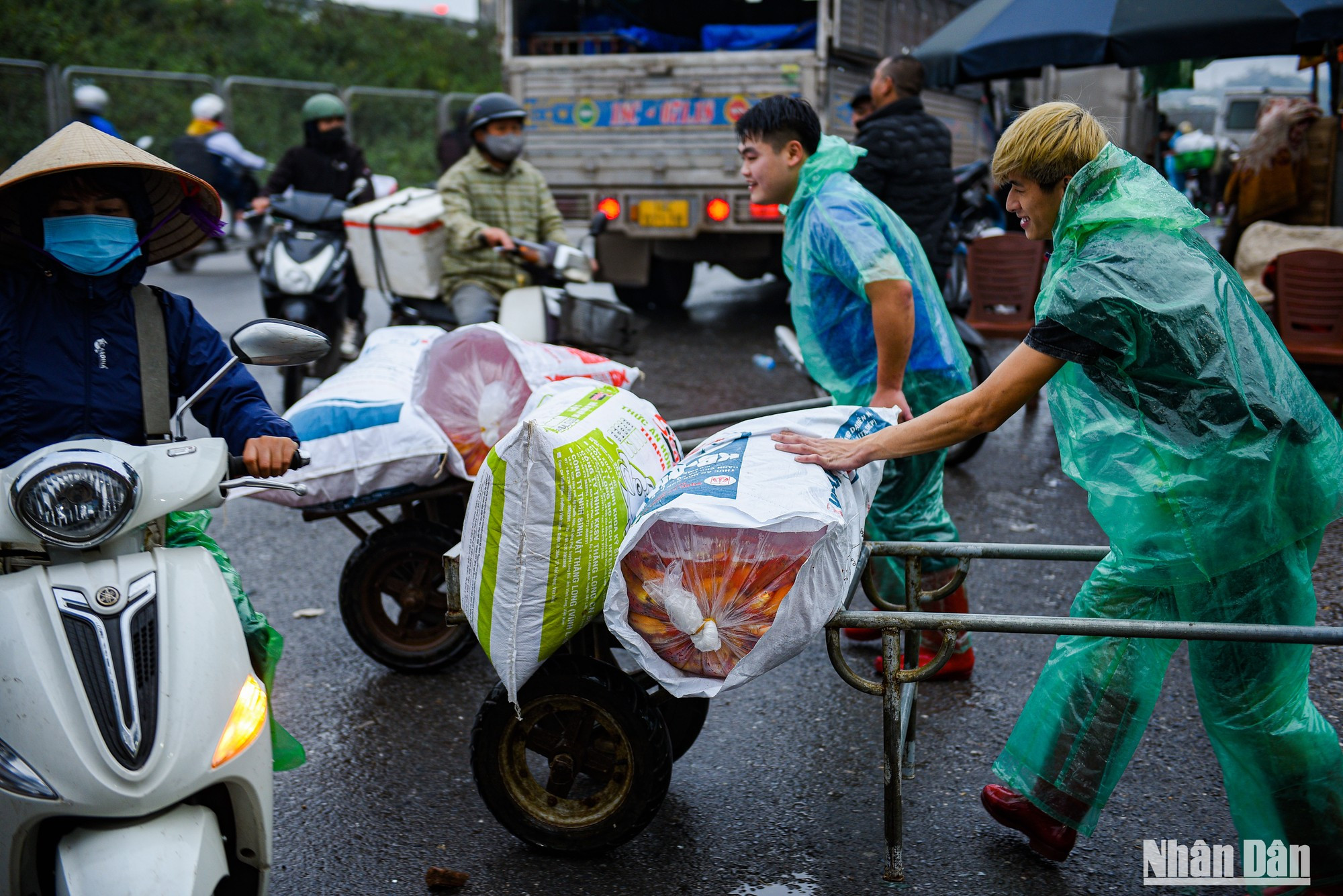 Las carpas se trasladan a otros mercados. Las carpas se trasladan a otros mercados.