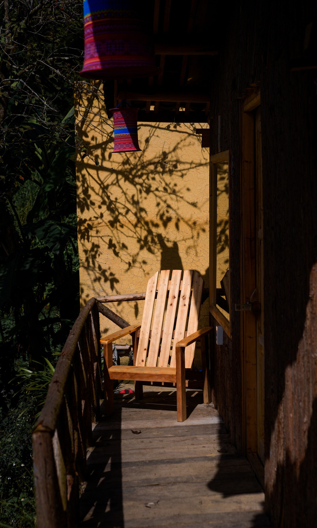 Además, la localidad ofrece transporte a destinos turísticos como la Torre de la Bandera de Lung Cu, el extremo septentrional y otros pueblos vecinos. Además, la localidad ofrece transporte a destinos turísticos como la Torre de la Bandera de Lung Cu, el extremo septentrional y otros pueblos vecinos.