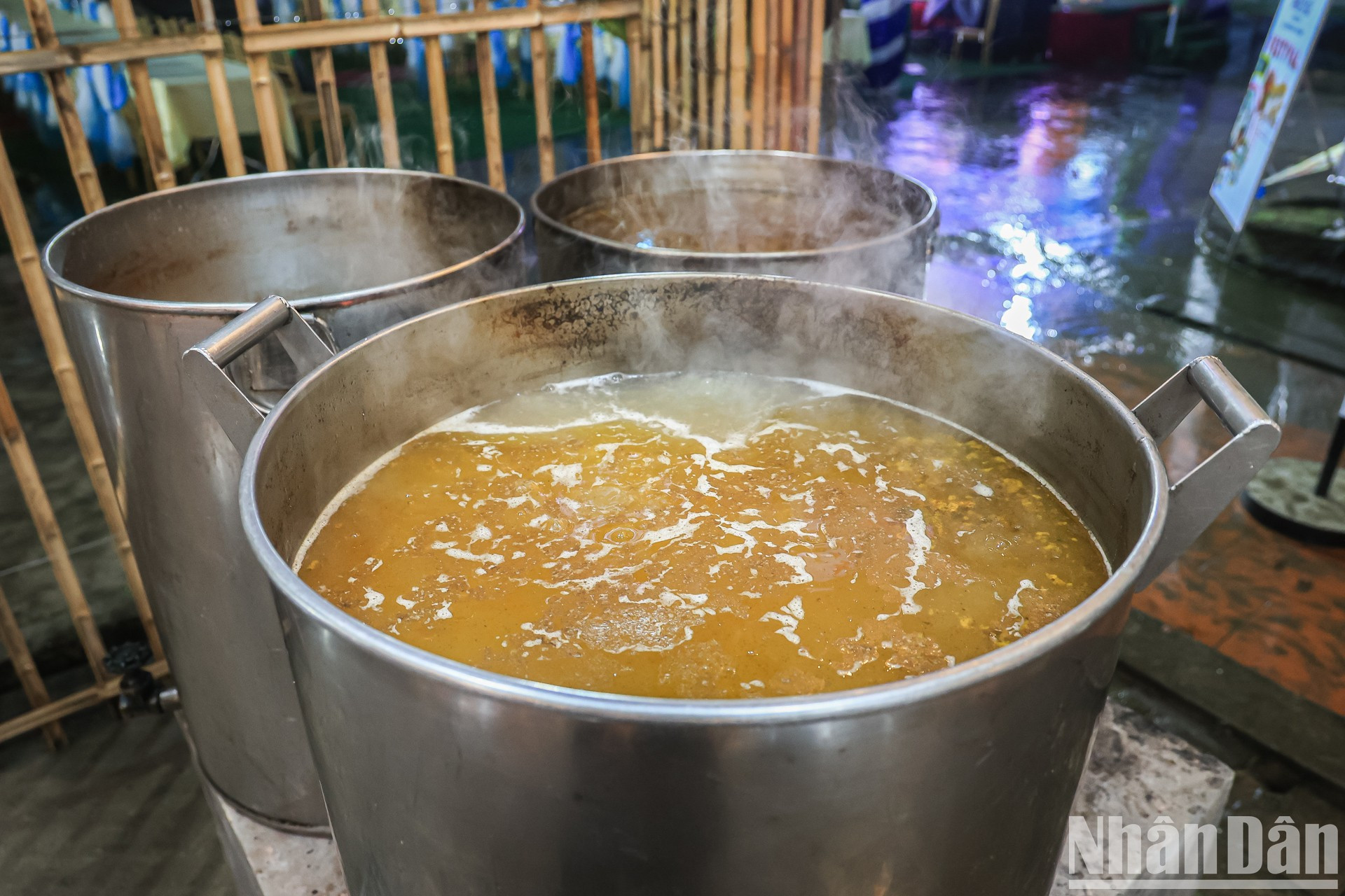 Desde primera hora de la mañana, los cocineros preparan ingredientes y caldos para más de dos mil raciones de Pho. Desde primera hora de la mañana, los cocineros preparan ingredientes y caldos para más de dos mil raciones de Pho.