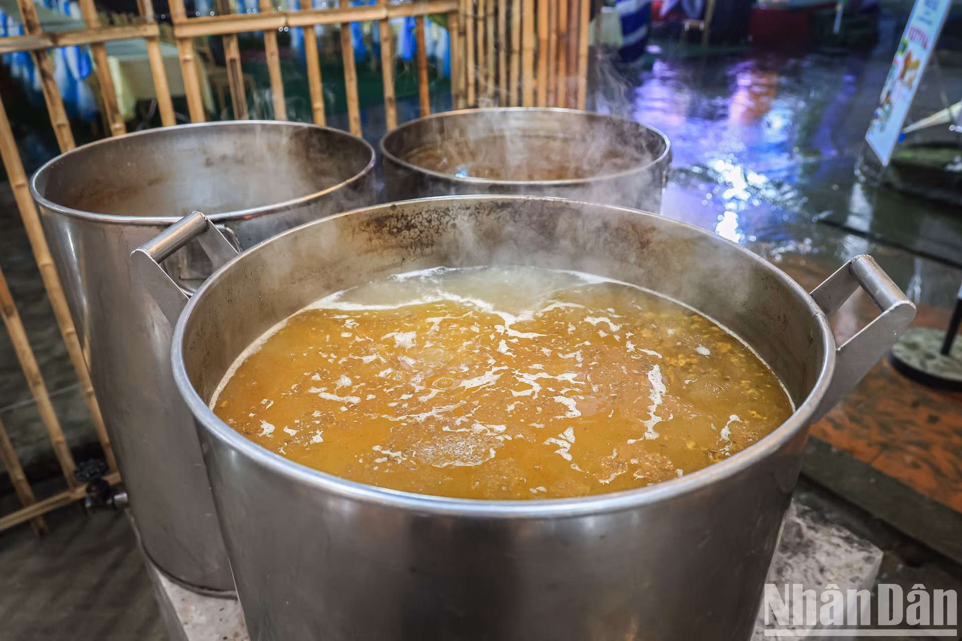 Desde primera hora de la mañana, los cocineros preparan ingredientes y caldos para más de dos mil raciones de Pho.