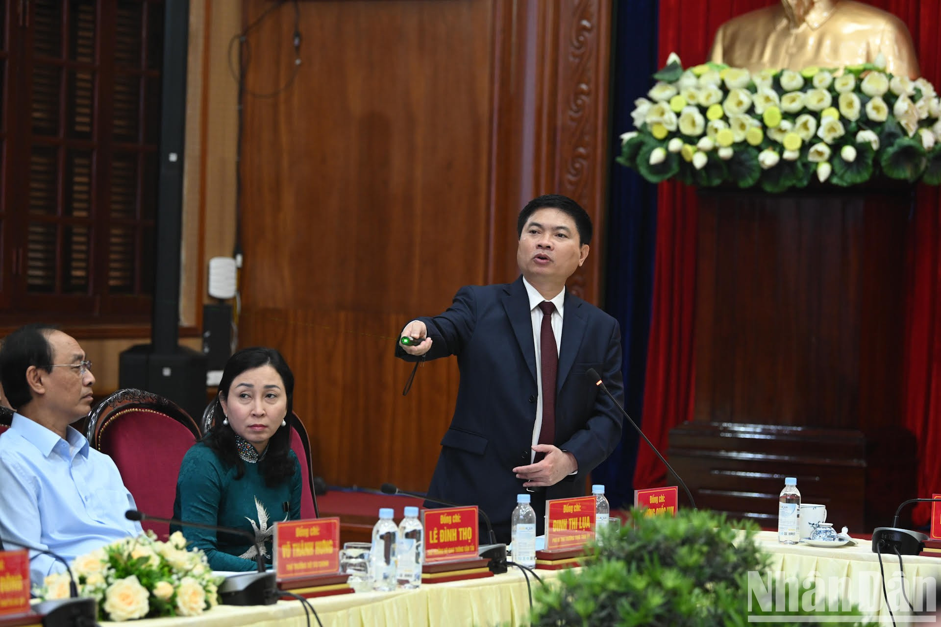 El presidente del Comité Popular de Ha Nam, Truong Quoc Huy, interviene en el evento.