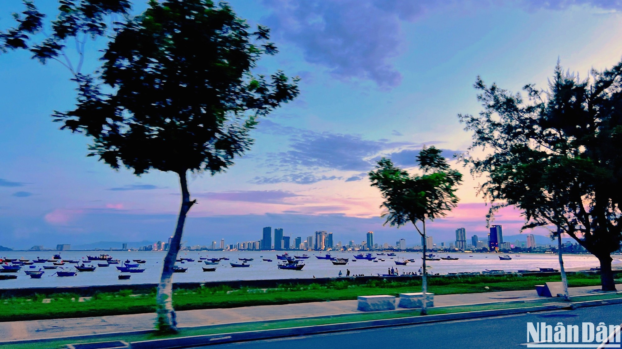 Al ponerse el sol, la ciudad central aparece iluminada en la mágica noche. Al ponerse el sol, la ciudad central aparece iluminada en la mágica noche.