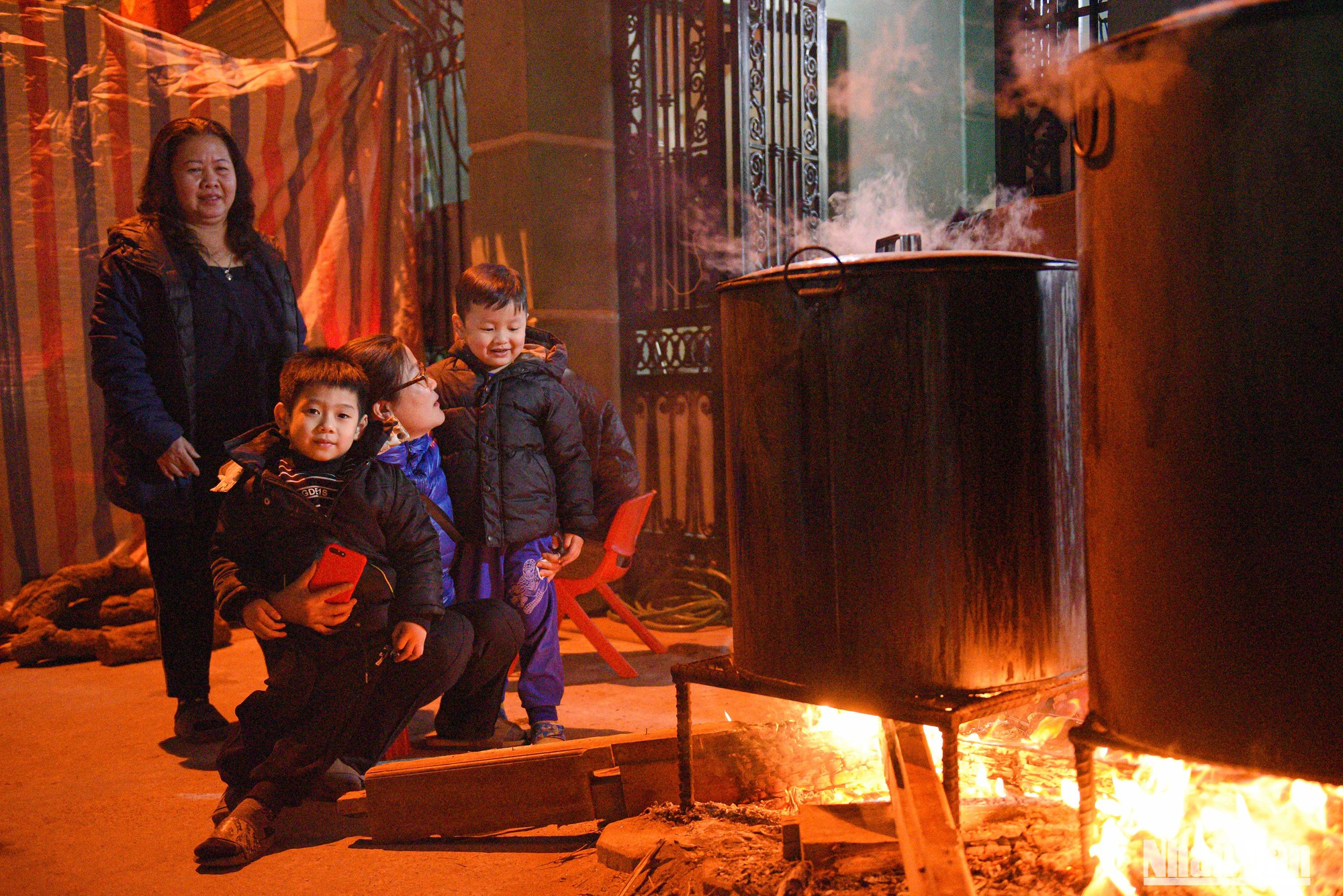 Durante los días previos al Tet, varias familias en Hanói se reúnen y elaboran juntos el pastel de arroz glutinoso. Durante los días previos al Tet, varias familias en Hanói se reúnen y elaboran juntos el pastel de arroz glutinoso.