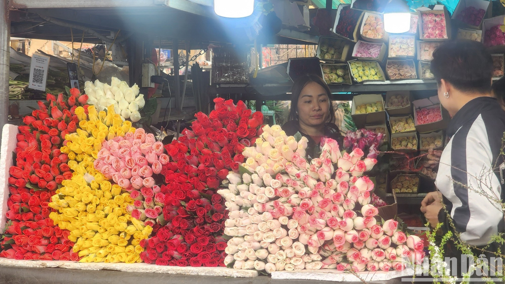 Un puesto de rosas coloridas, la flor favorita en esta ocasión. Un puesto de rosas coloridas, la flor favorita en esta ocasión.