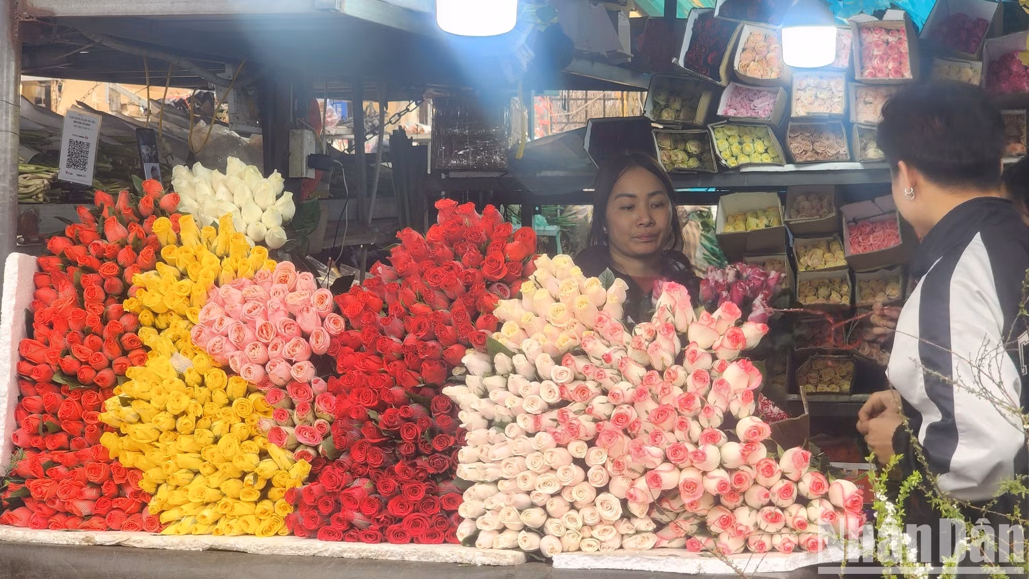 Un puesto de rosas coloridas, la flor favorita en esta ocasión.