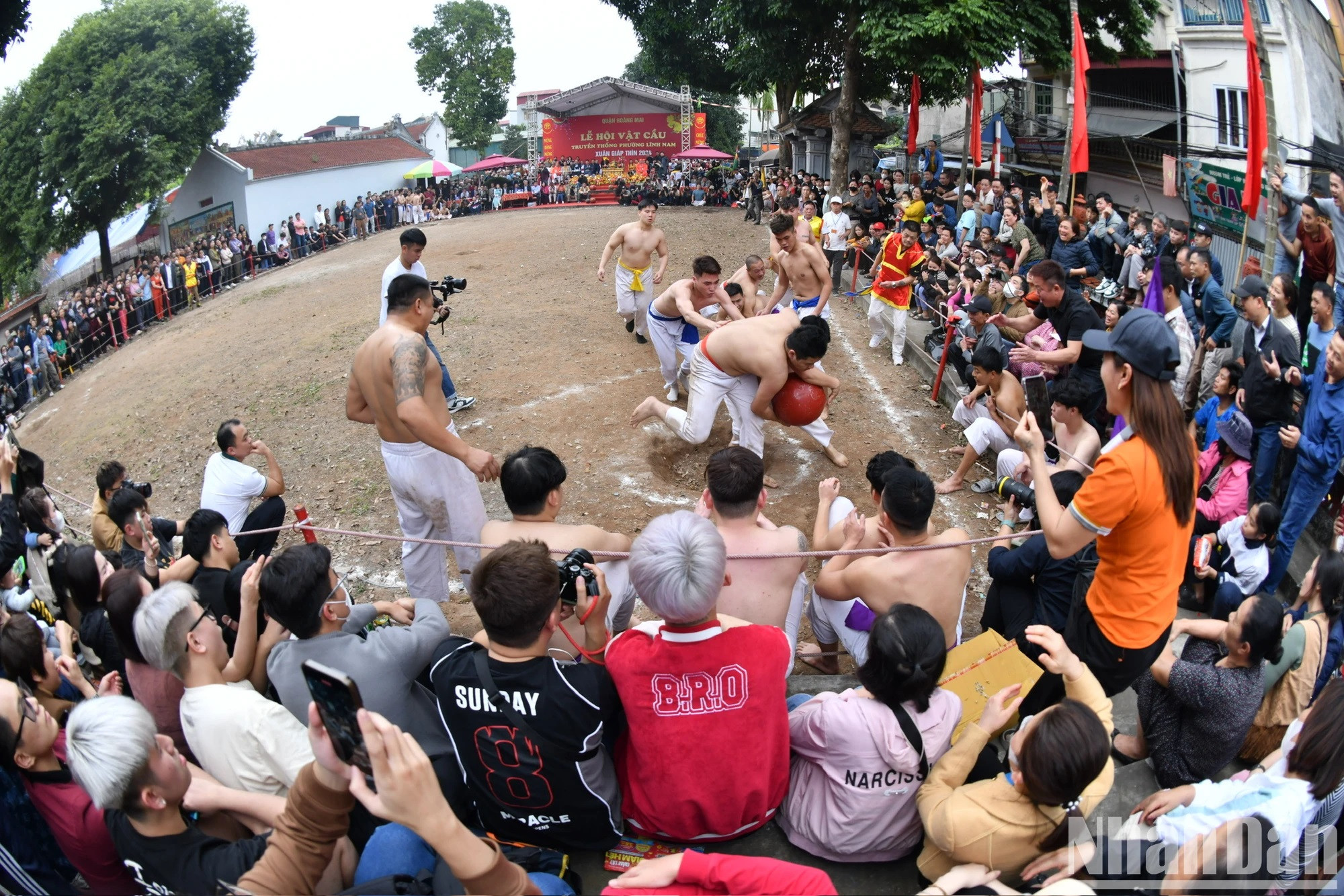 El festival Vat Cau de la aldea de Thuy Linh refleja el espíritu marcial de la juventud local.