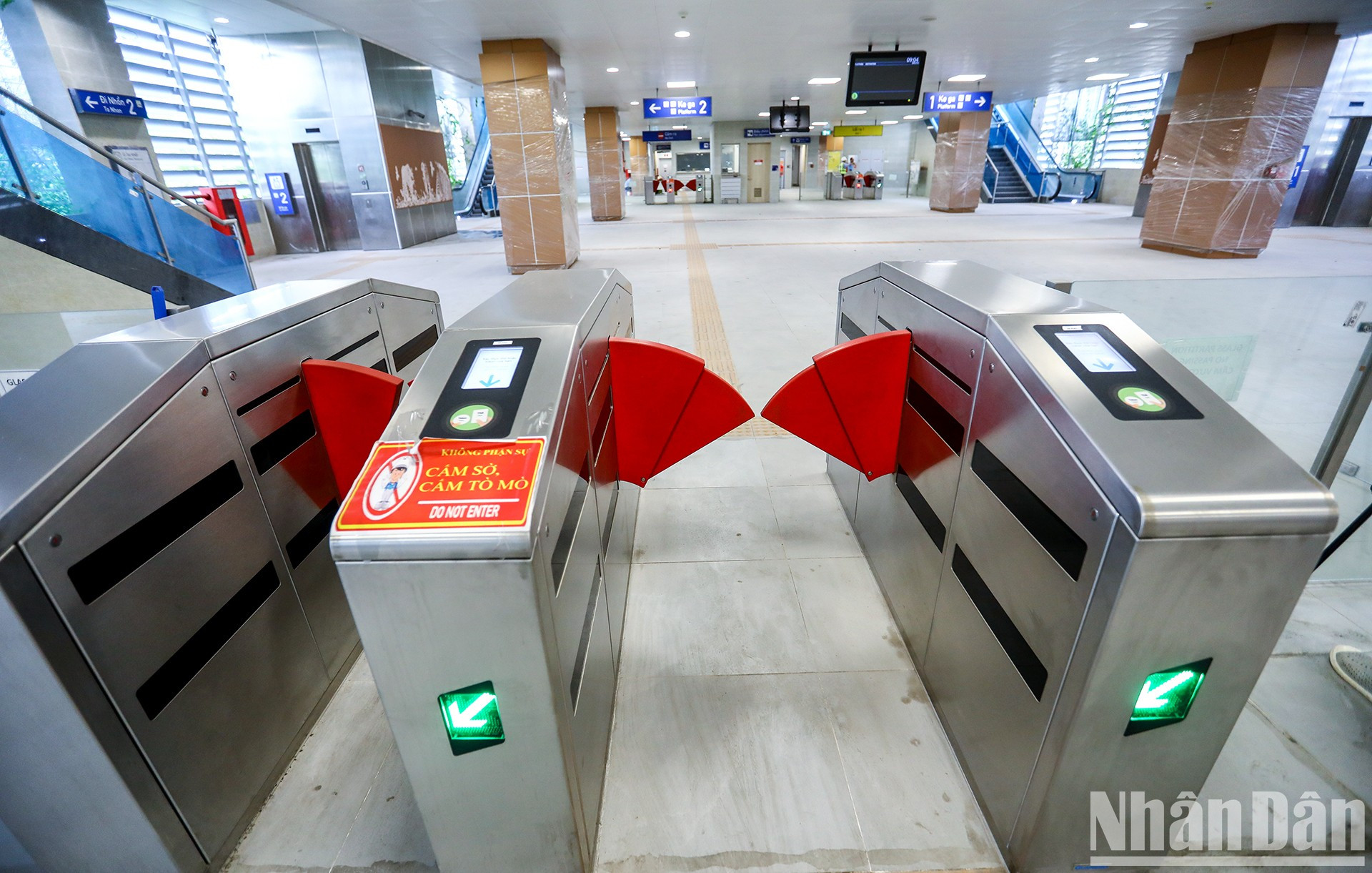 Los pasajeros pasan por la puerta automática. Los pasajeros pasan por la puerta automática.