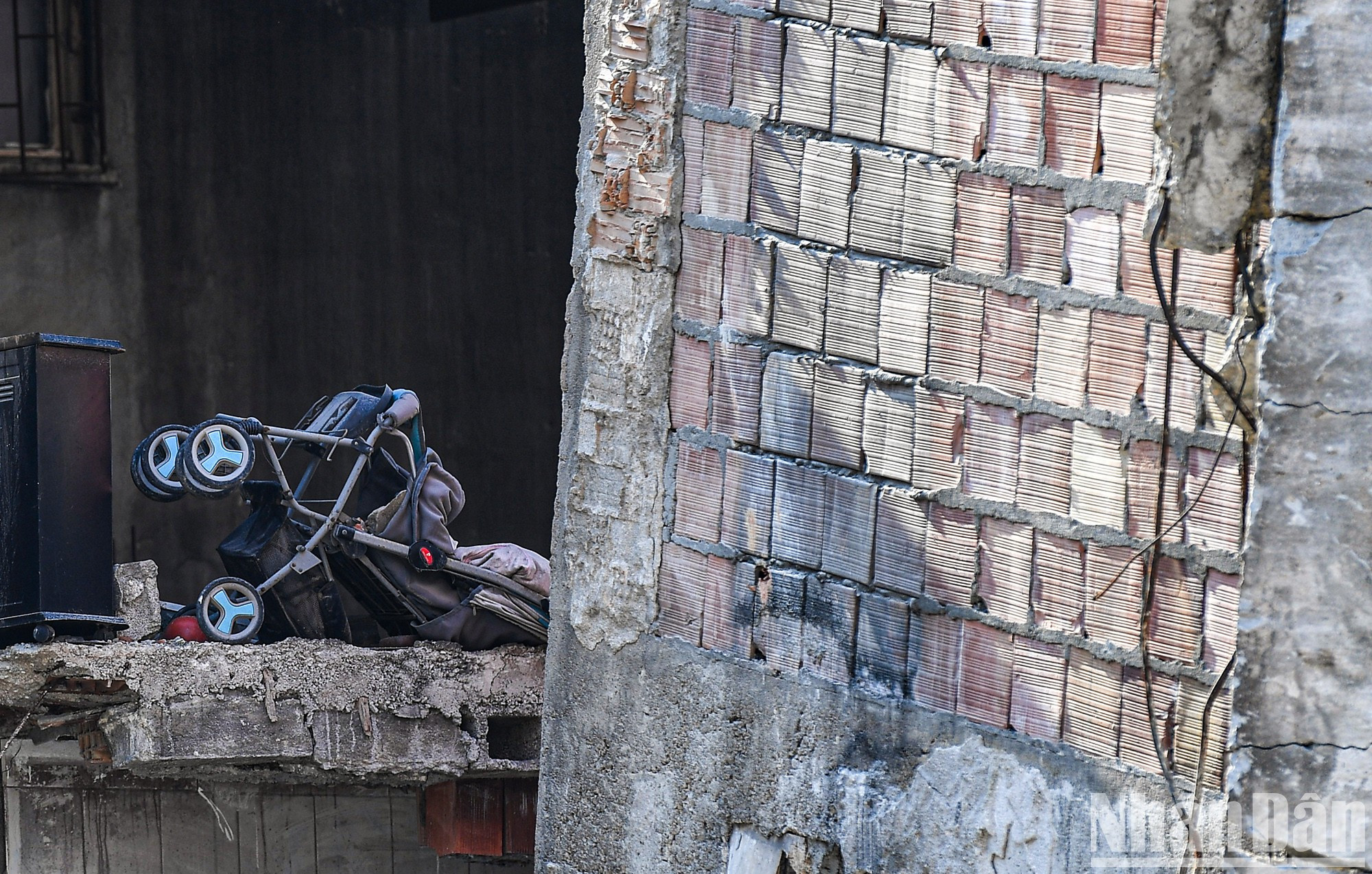 Un cochecito en el tercer piso de un edificio en Kurtulus. Los niños también fueron víctimas del terremoto del 6 de febrero. Un cochecito en el tercer piso de un edificio en Kurtulus. Los niños también fueron víctimas del terremoto del 6 de febrero.