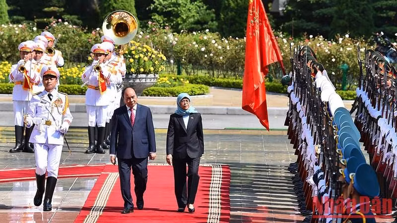 El presidente vietnamita Nguyen Xuan Phuc y su homóloga singapurense Halimah Yacob revisan la Guardia de Honor del Ejército Popular de Vietnam.