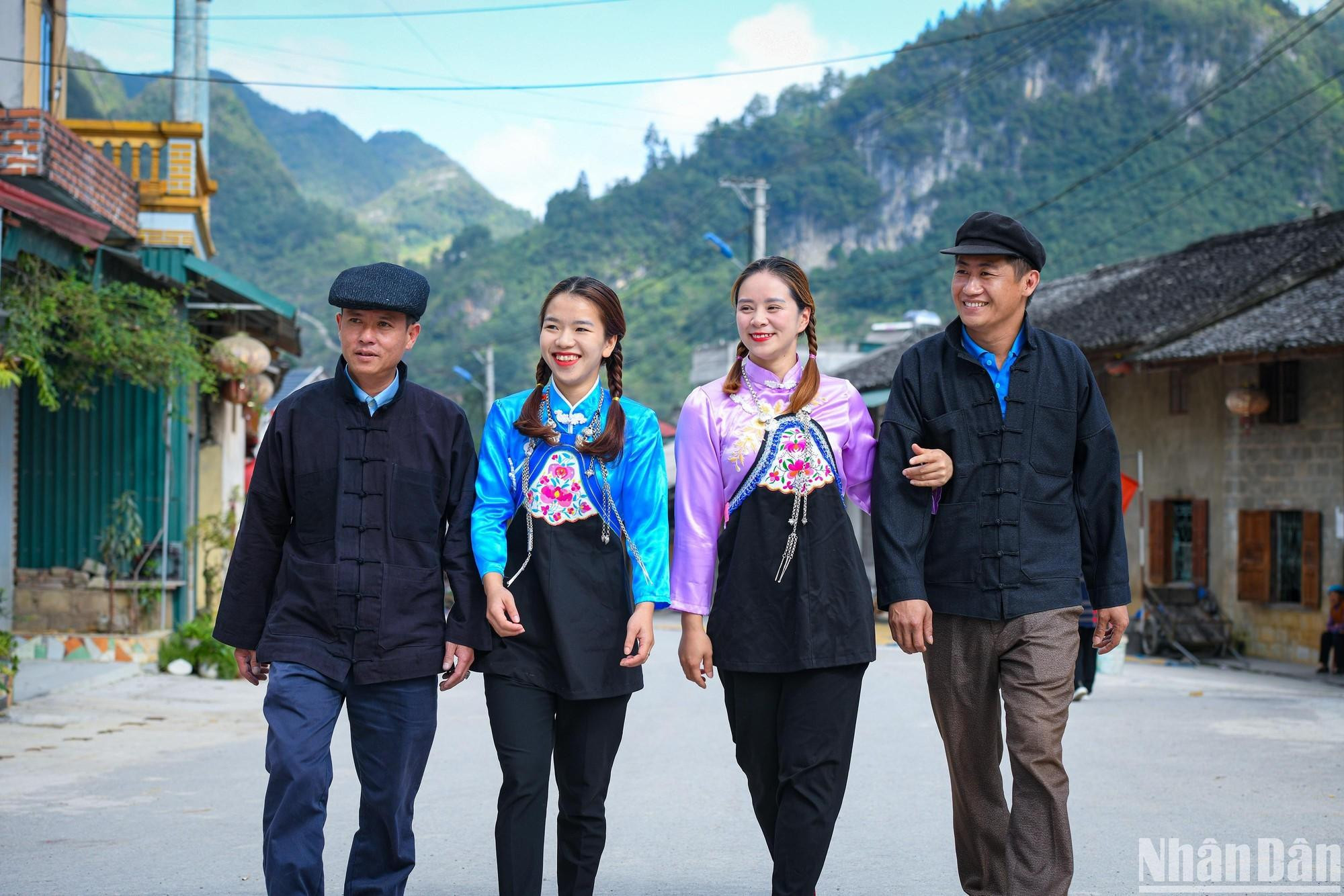Trajes tradicionales de la minoría étnica Hoa. Las mujeres suelen llevar una blusa con escote alto y abotonada a un lado. Los hombres usan camisas negras o azul oscuro, abotonadas del mismo modo.