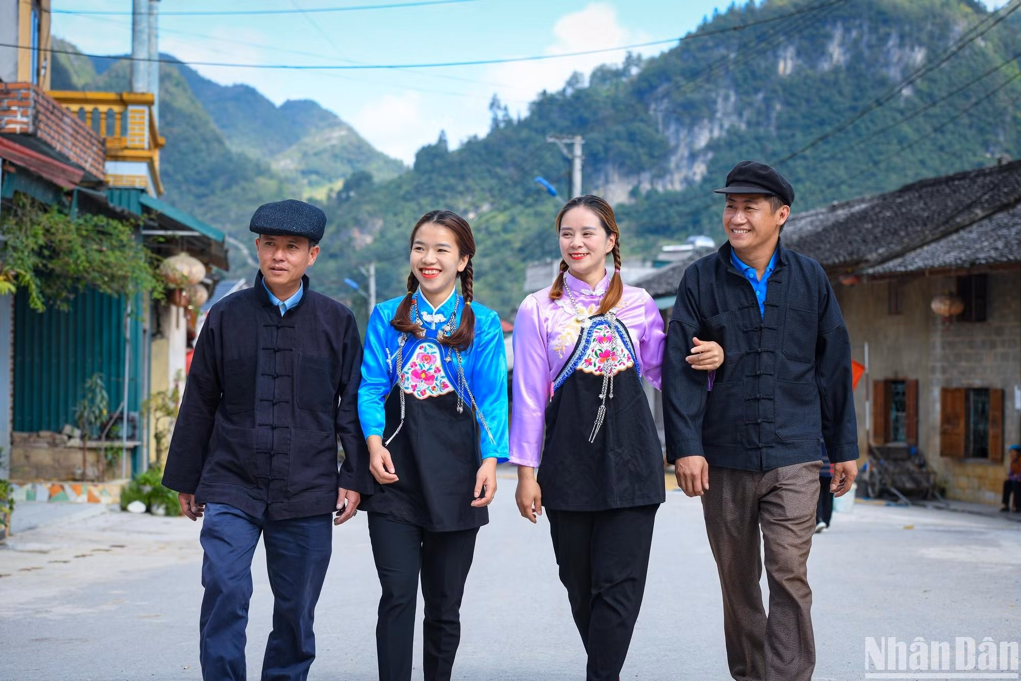 Trajes tradicionales de la minoría étnica Hoa. Las mujeres suelen llevar una blusa con escote alto y abotonada a un lado. Los hombres usan camisas negras o azul oscuro, abotonadas del mismo modo. Trajes tradicionales de la minoría étnica Hoa. Las mujeres suelen llevar una blusa con escote alto y abotonada a un lado. Los hombres usan camisas negras o azul oscuro, abotonadas del mismo modo.