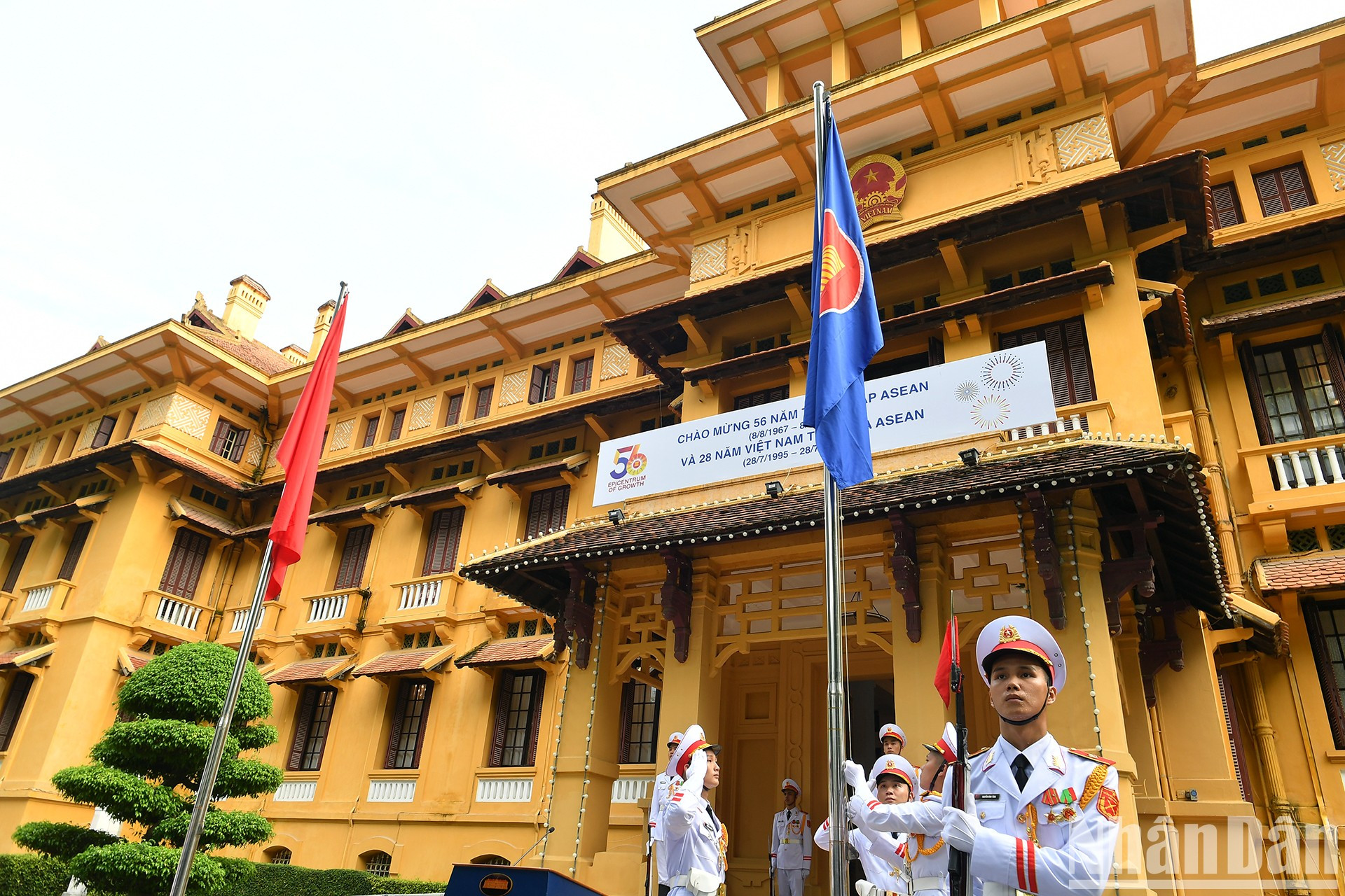 Ceremonia de izado de bandera de Asean. Ceremonia de izado de bandera de Asean.