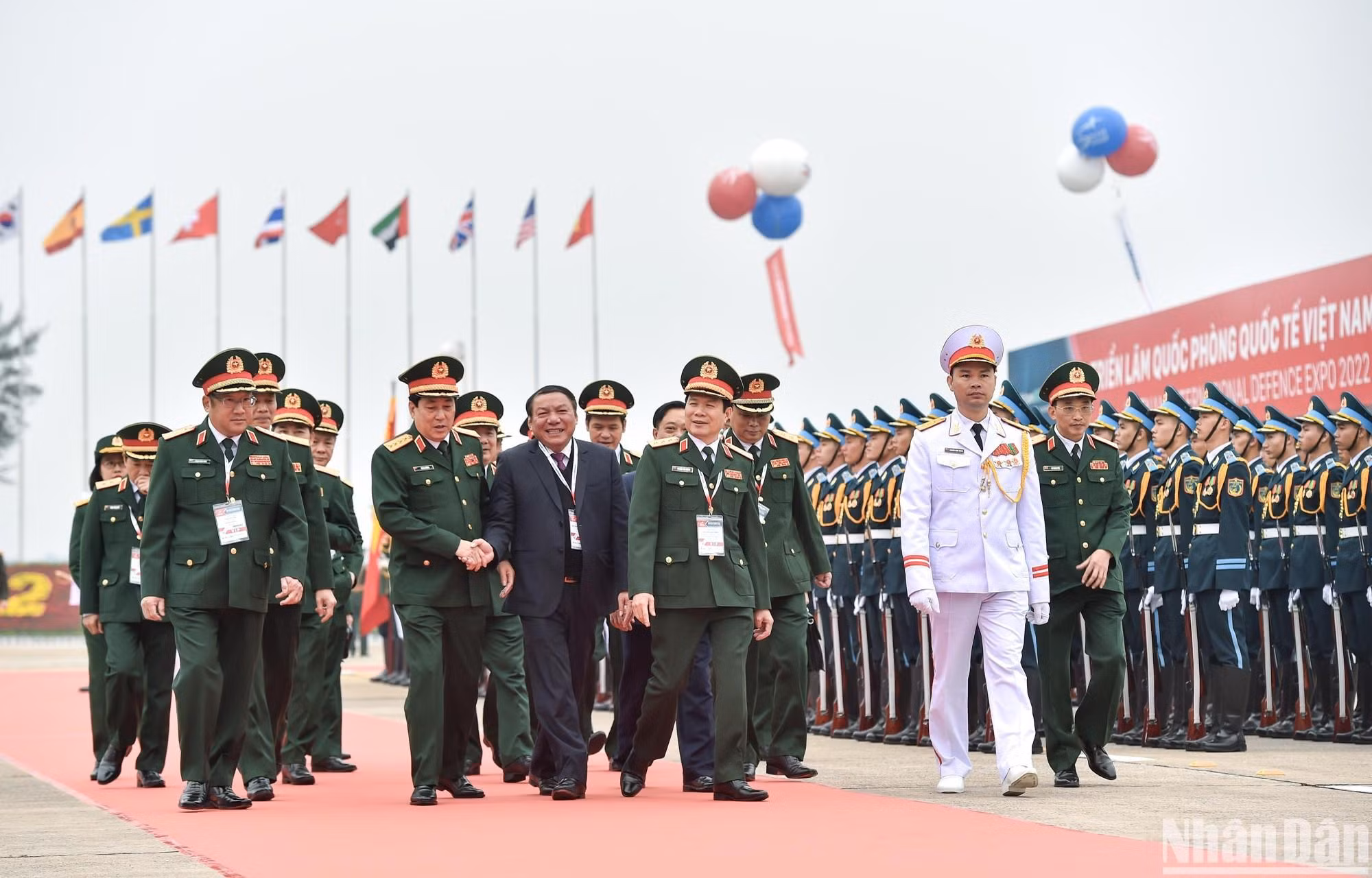El jefe de la Dirección General de Política del Ejército Popular de Vietnam, Luong Cuong, y los delegados en la ceremonia de inauguración.