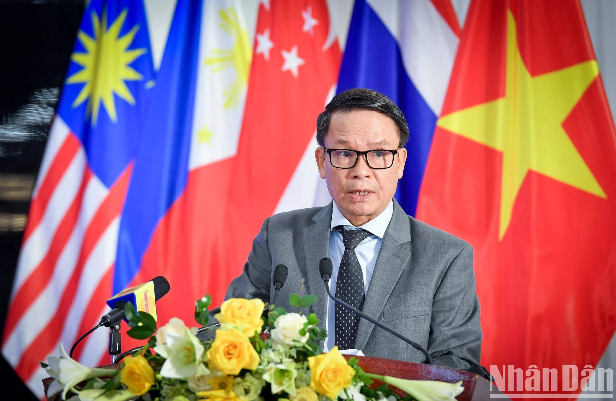 El vicepresidente permanente de la Asociación de Periodistas de Vietnam, Nguyen Duc Loi, presenta el tema del seminario. El vicepresidente permanente de la Asociación de Periodistas de Vietnam, Nguyen Duc Loi, presenta el tema del seminario.