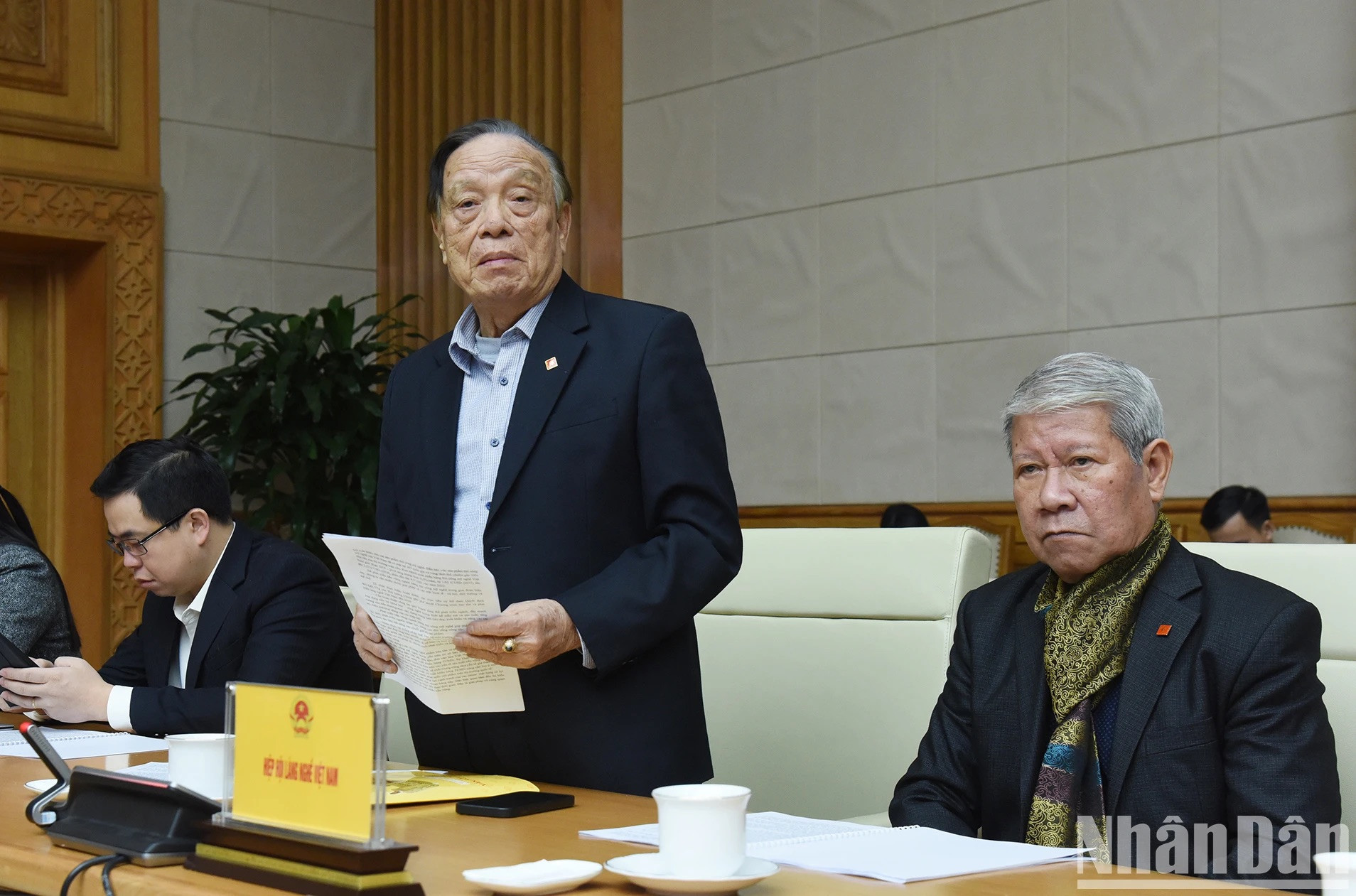 El presidente de la Asociación de Aldeas de Oficios Tradicionales Luu Duy Dan habla en la teleconferencia.