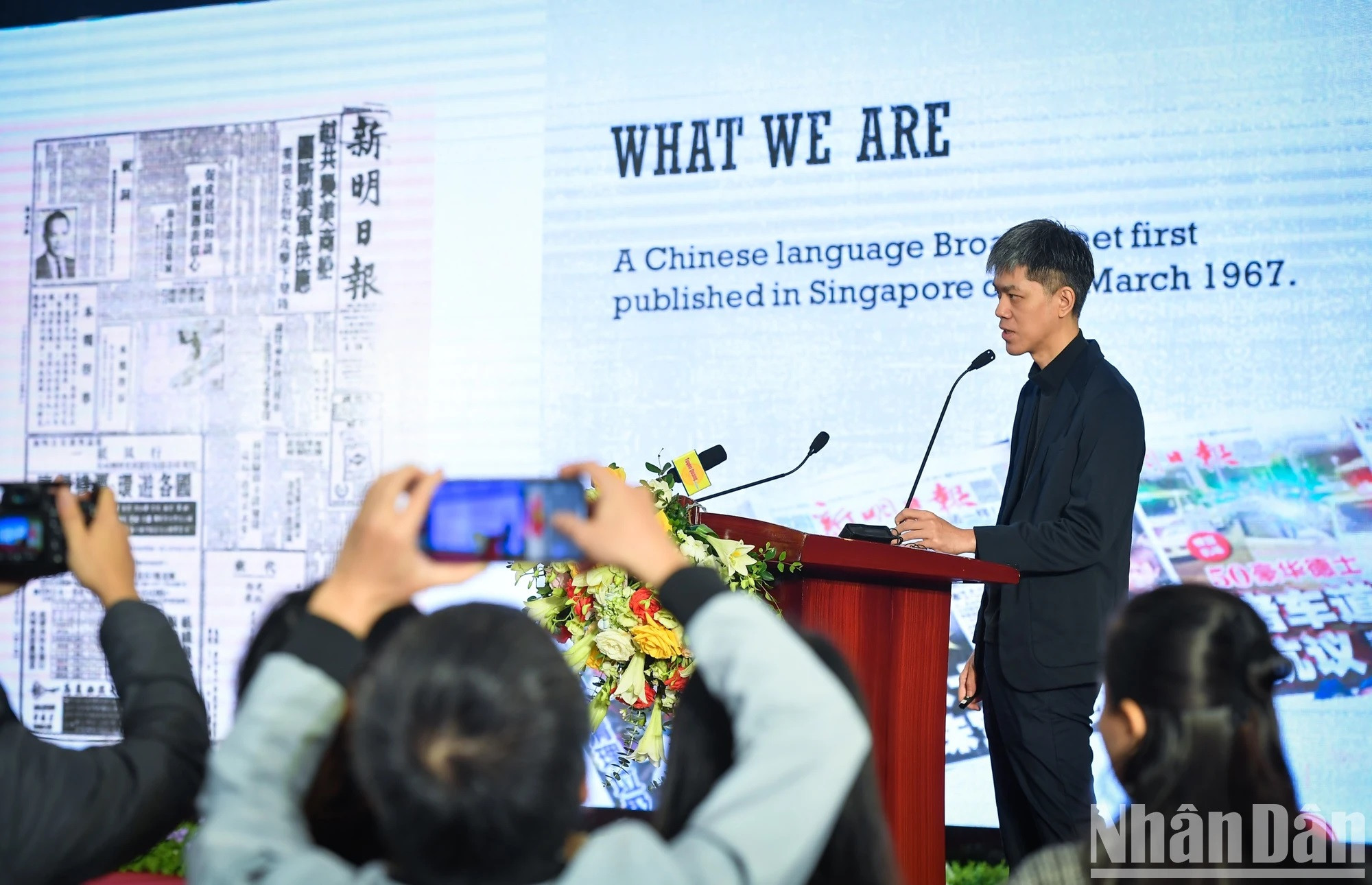 El periodista Wu Rui Ming, representante del periódico Shin Min Daily y la Unión de Editorial y Medios Creativos de Singapur, presenta una ponencia sobre los modelos editoriales. El periodista Wu Rui Ming, representante del periódico Shin Min Daily y la Unión de Editorial y Medios Creativos de Singapur, presenta una ponencia sobre los modelos editoriales.