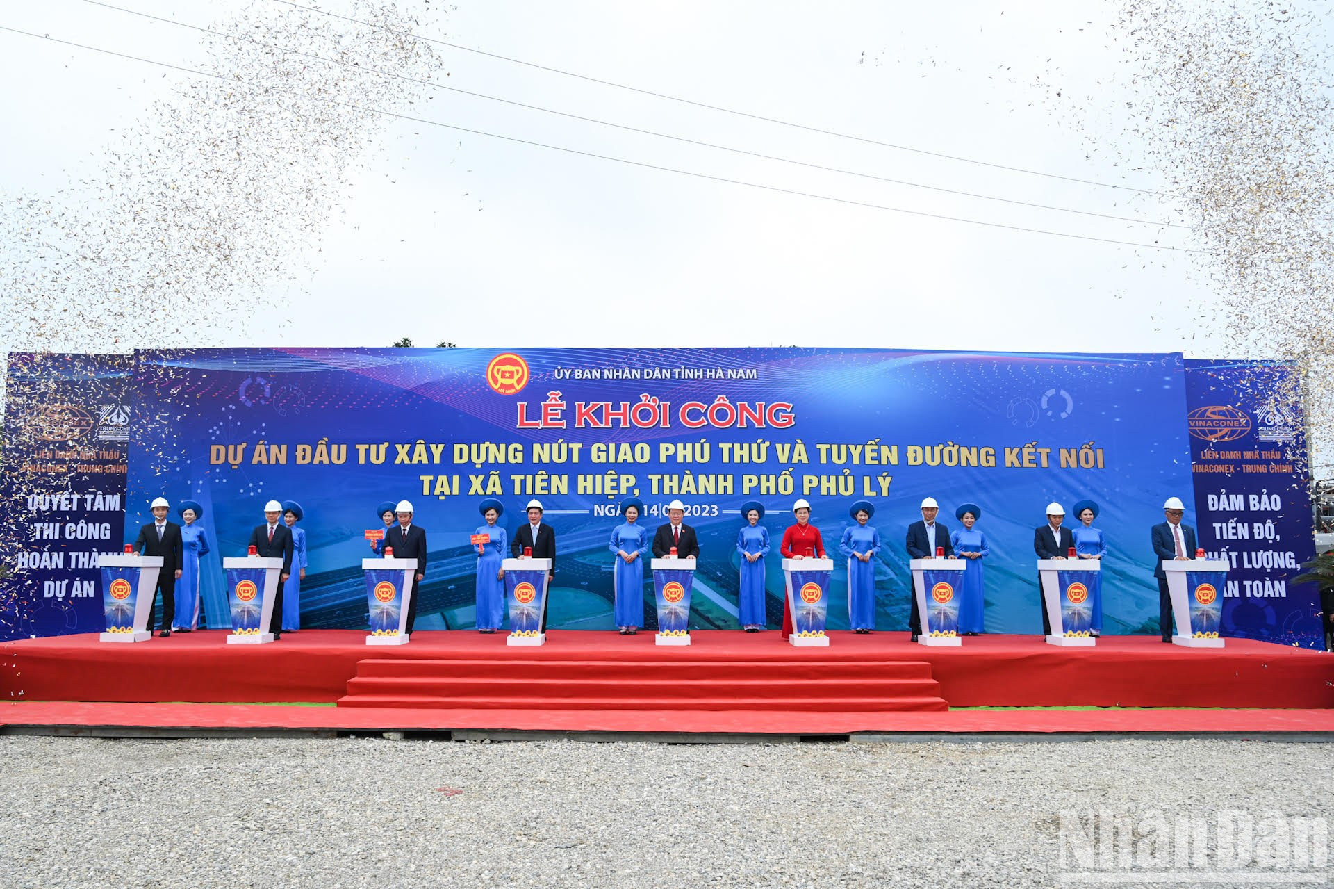 Vuong Dinh Hue asiste a la inauguración del proyecto de inversión de construcción de la intersección de Phu Thu y un complejo deportivo en el distrito de Kim Bang.