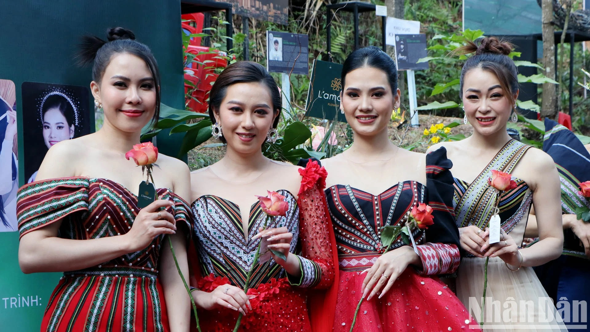 El programa de moda callejera presenta al público la colección “Flores de Lang Biang”. El programa de moda callejera presenta al público la colección “Flores de Lang Biang”.